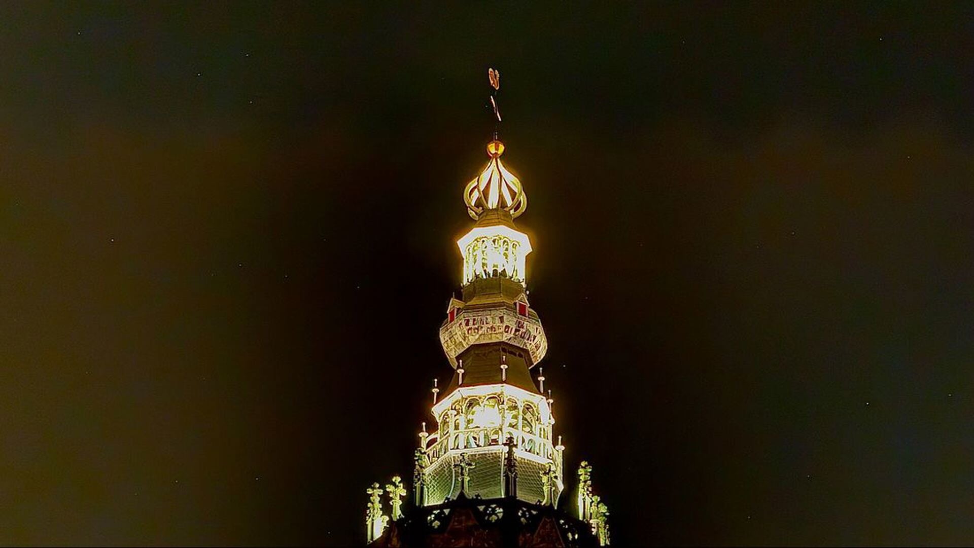 Herinneringslantaarn: ‘Als ik naar dat lichtje in de toren kijk, gedenk ik mijn moeder’