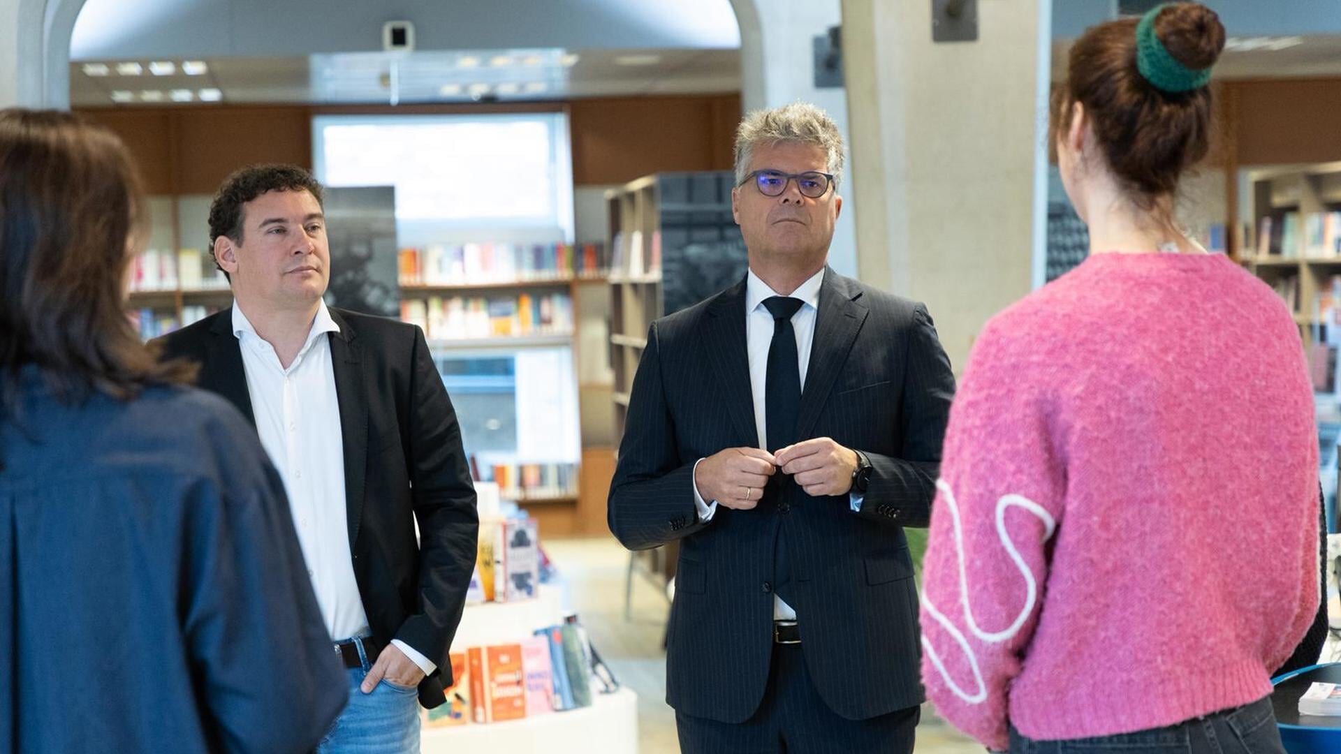 Commissaris van de Koning Hans Oosters bezoekt Bibliotheek Veenendaal