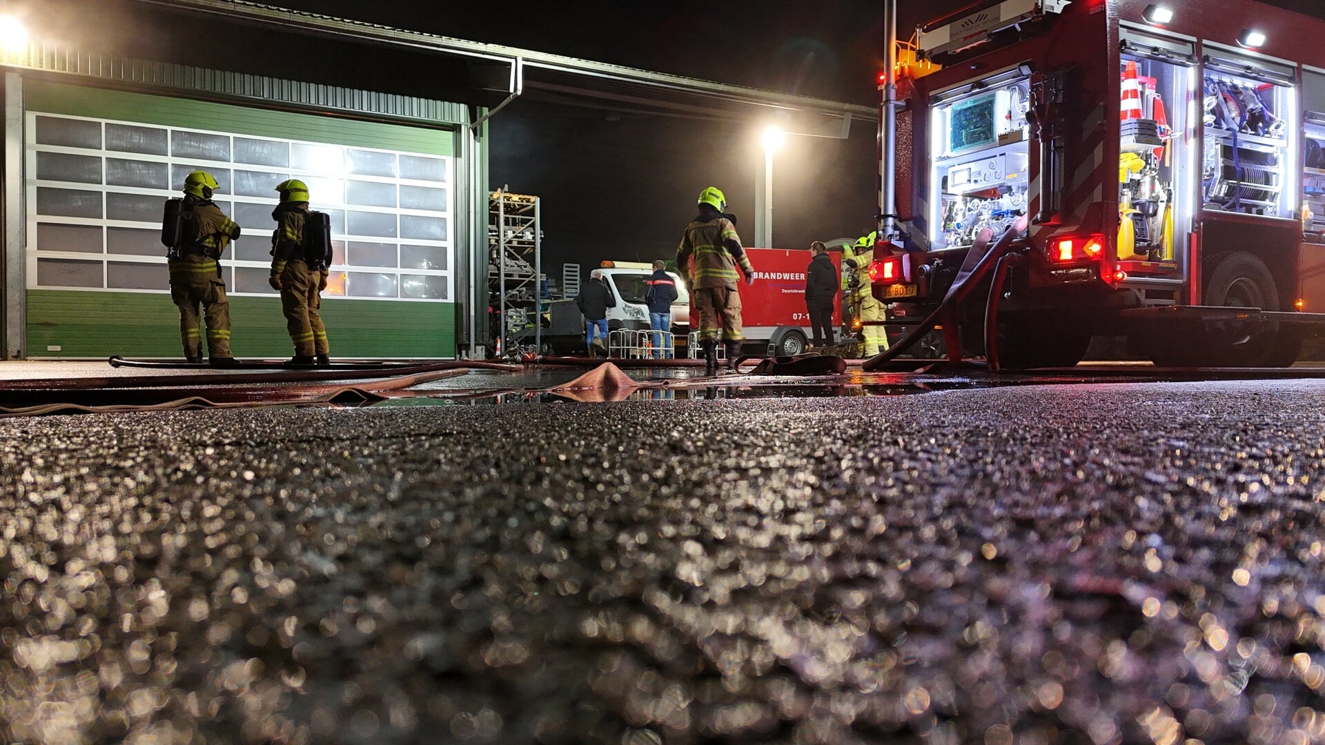 Achterveldse brandweer oefent met meerdere korpsen bij Plezier en Timmer in Nijkerk