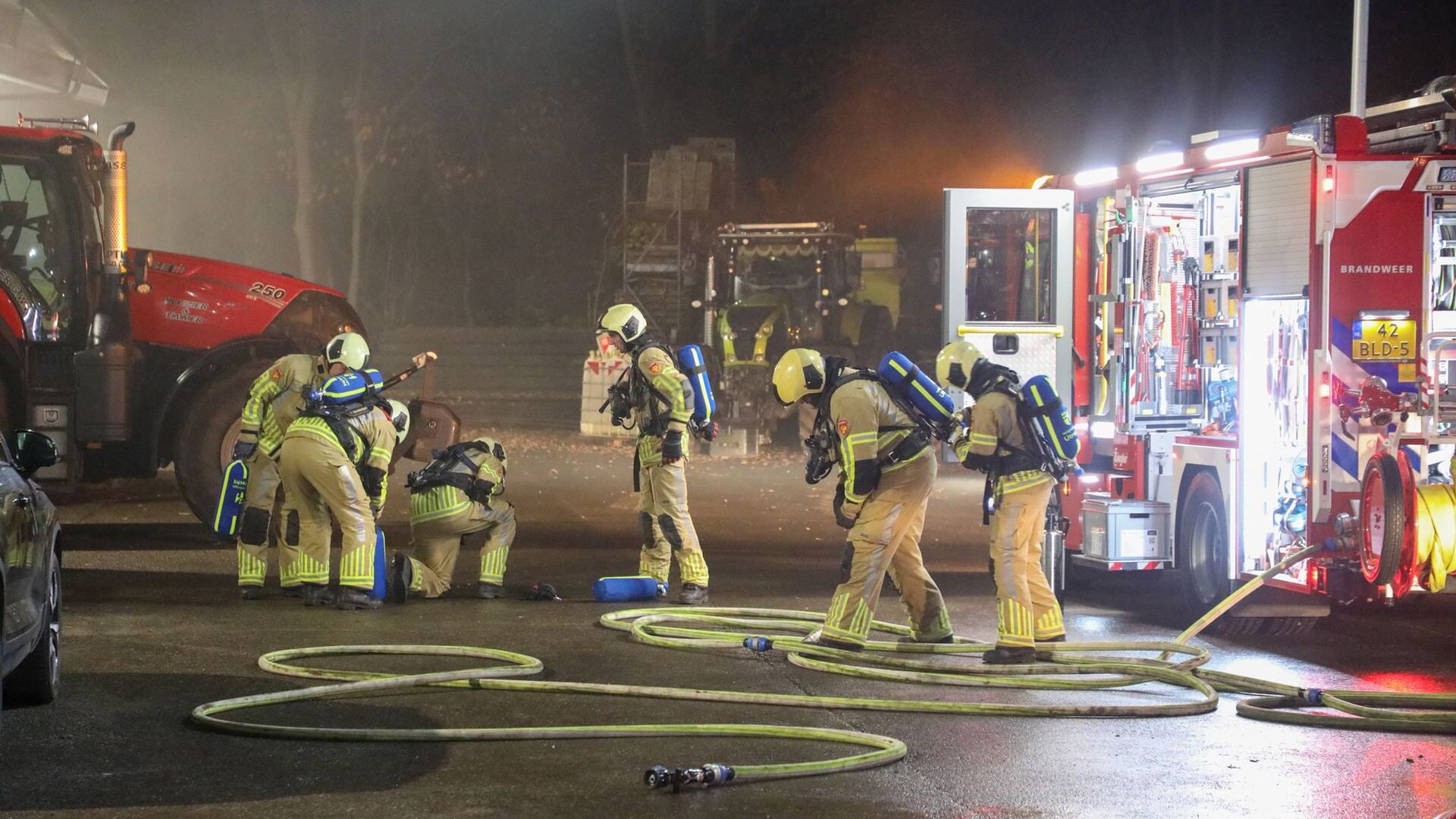 Vier buurtkorpsen ‘bestrijden’ grote brand in werkplaats bij Zwartebroek