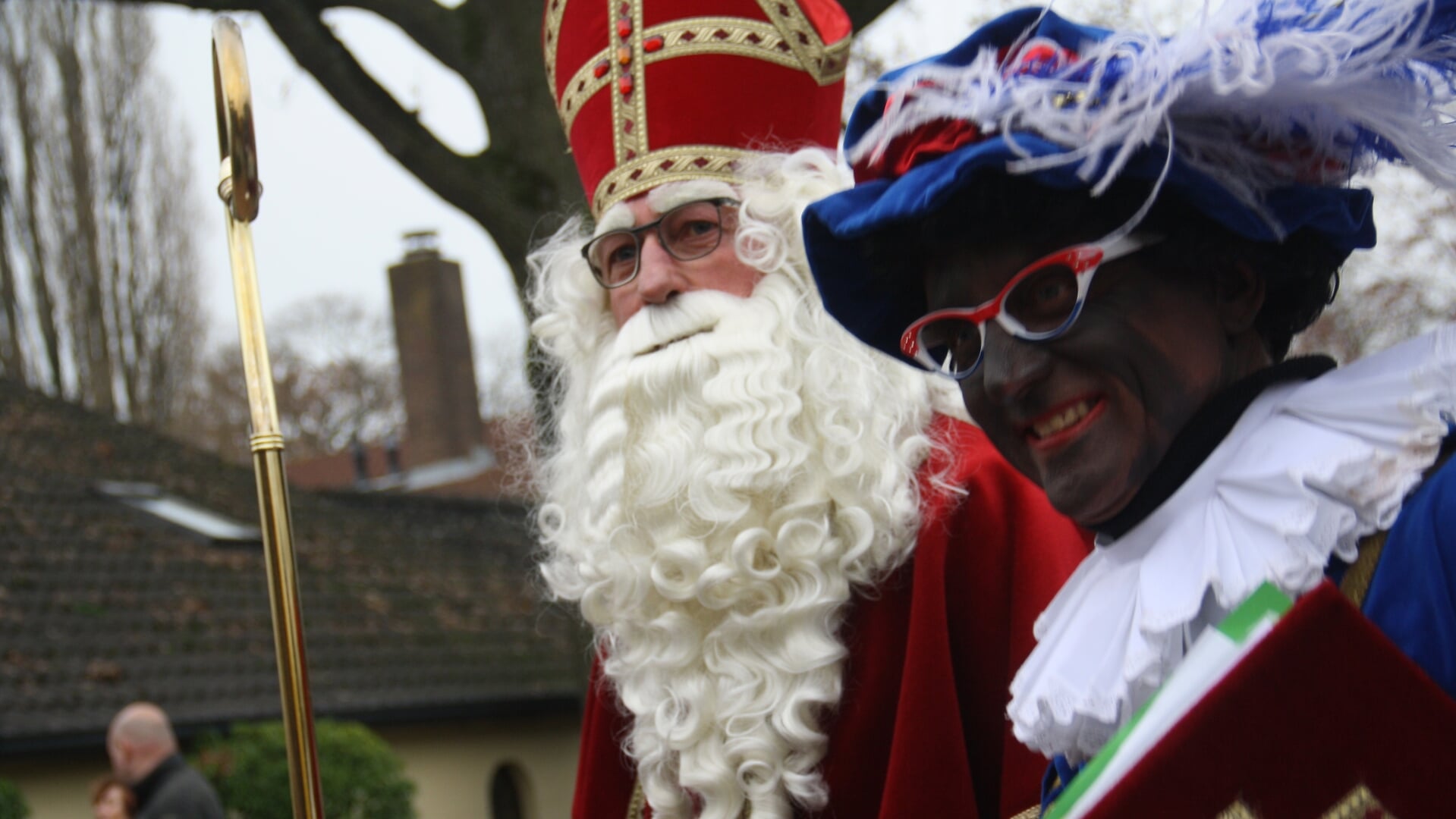 Sinterklaas komt naar Achterveld en de pieten bieden de hulpdiensten hulp