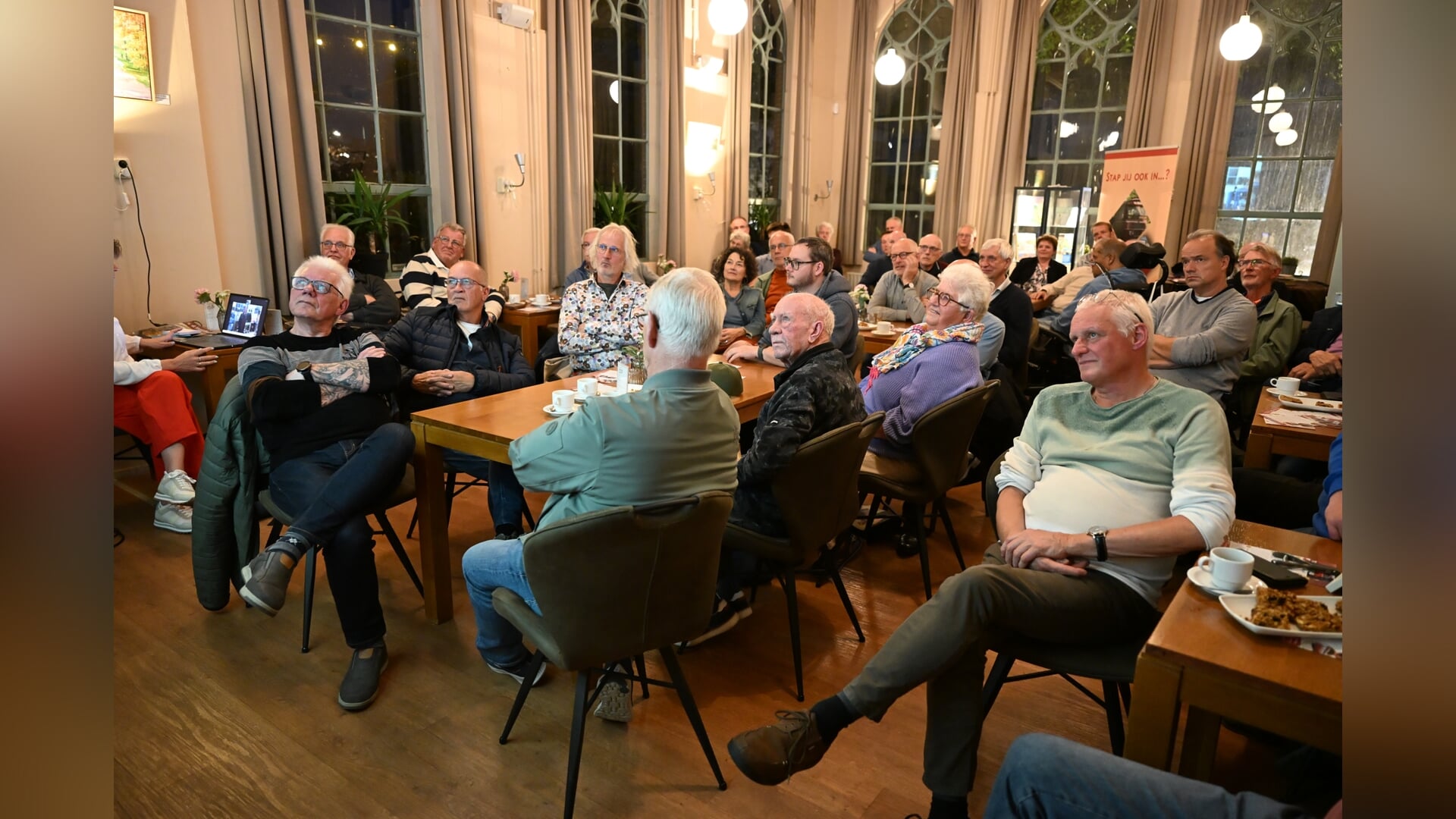 Tensenbus46 in Soest krijgt kleur, en ook nog eens de originele dieprode