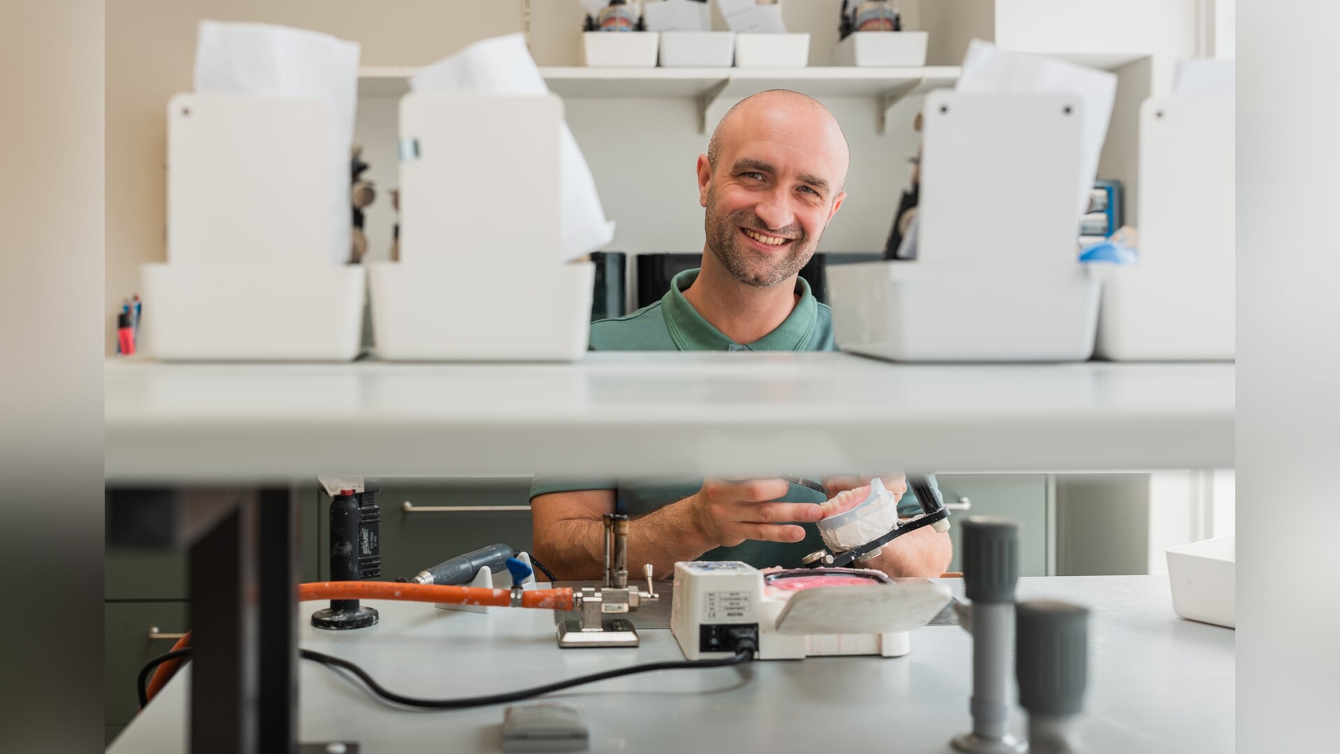 Nieuwe Tandprothetische praktijk opent in Veenendaal: ‘Het verschil tussen standaard en maatwerk’
