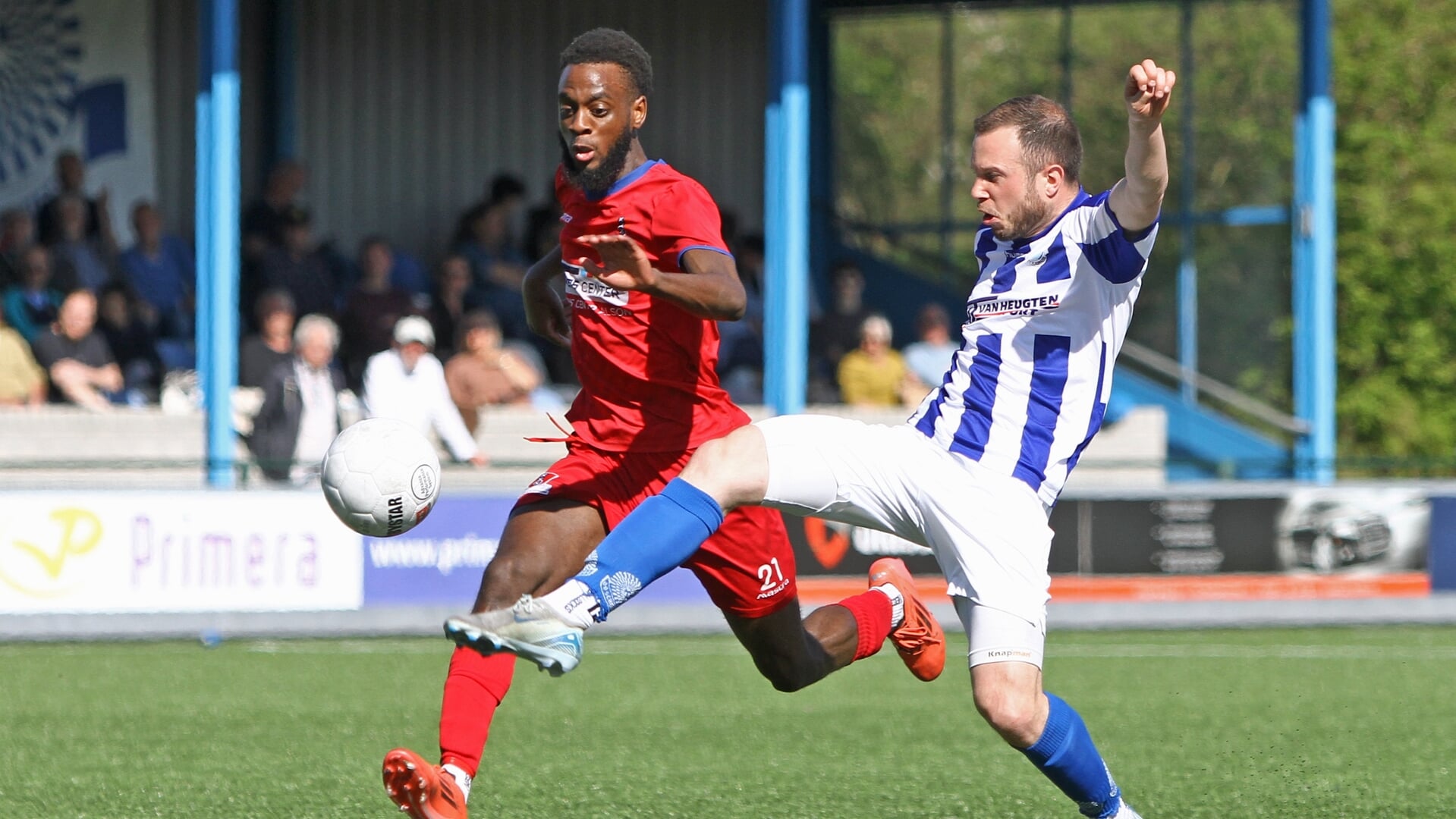 Blauw-wit tegen rood: een derby met een persoonlijk tintje in Scherpenzeel