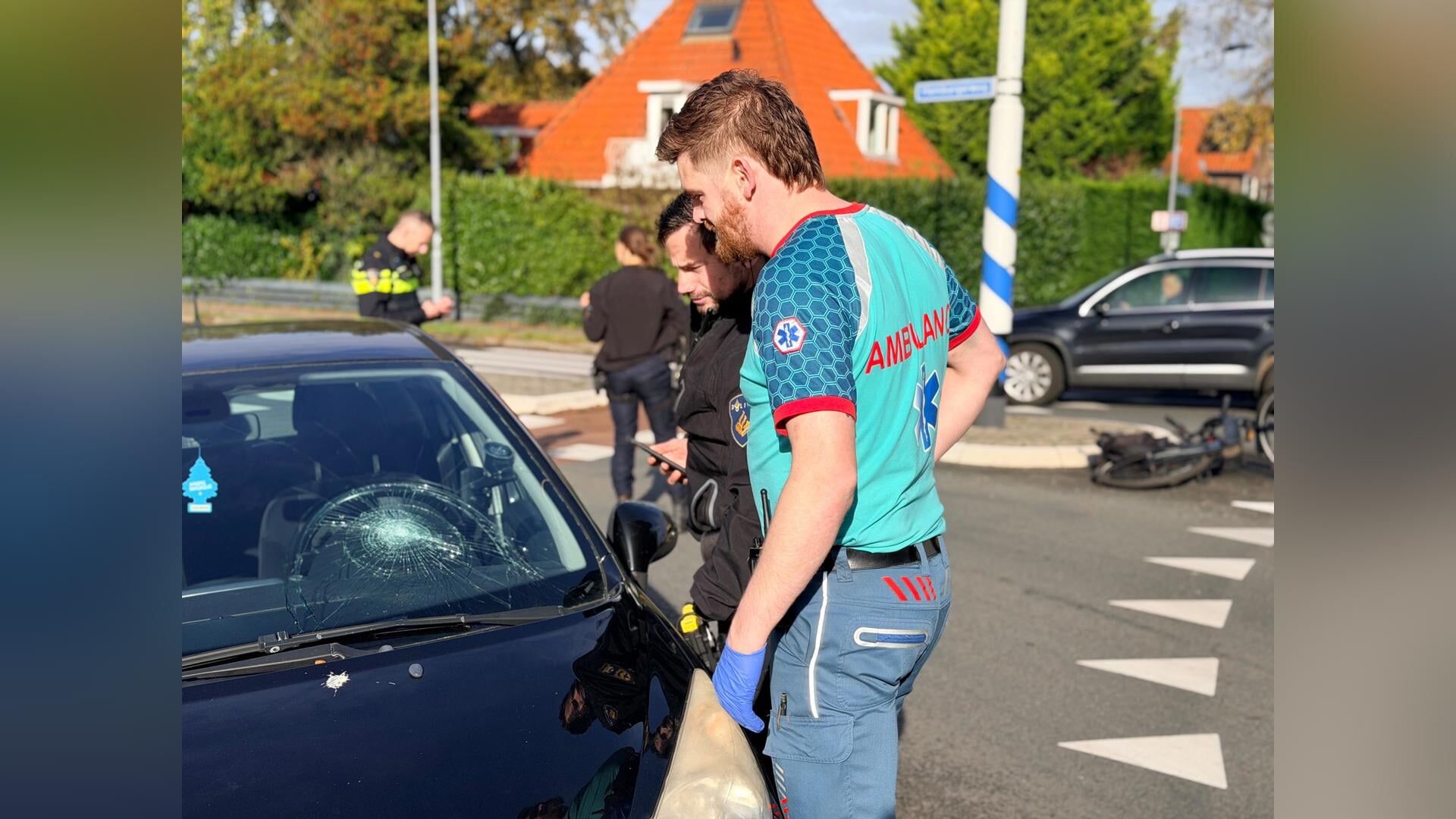 Botsing tussen fietser en auto op rotonde; fietser naar ziekenhuis