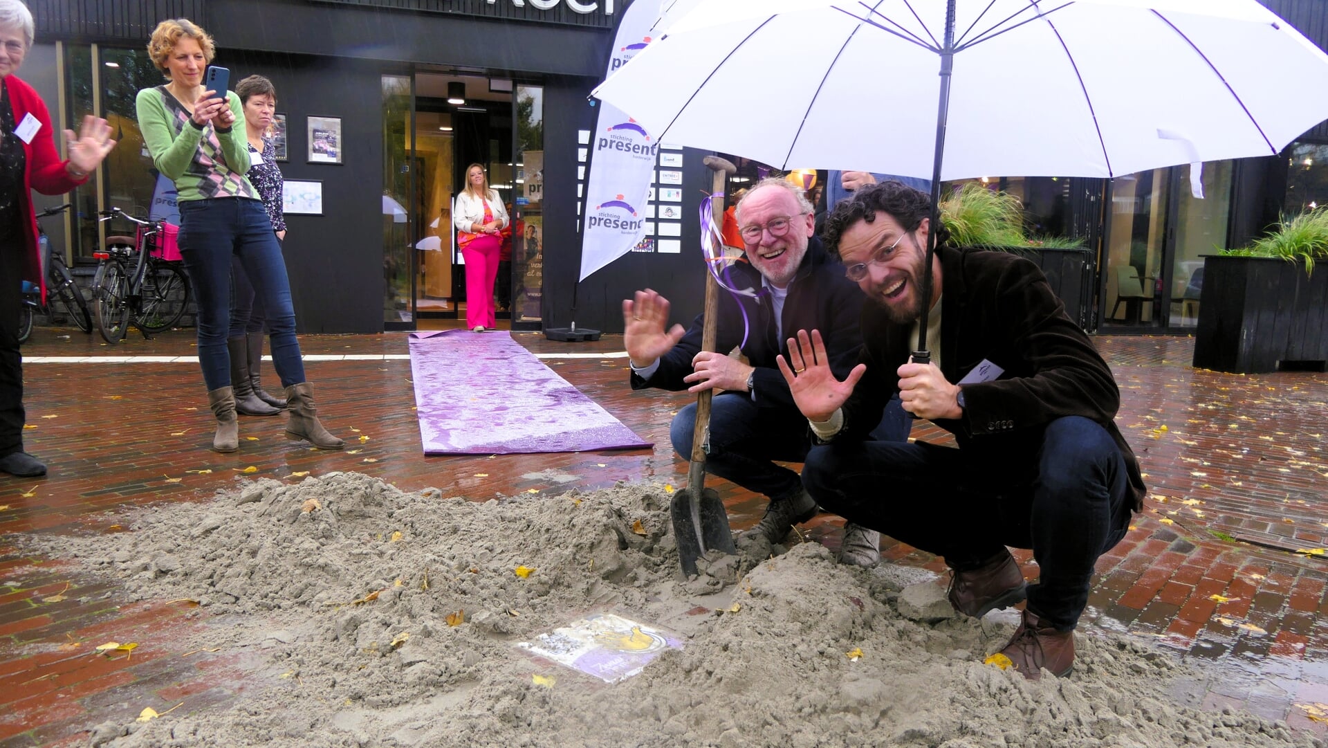 Achttien Zwaaistenen in Harderwijk zetten aan tot toenadering in de buurt: ‘Juist een klein gebaar h