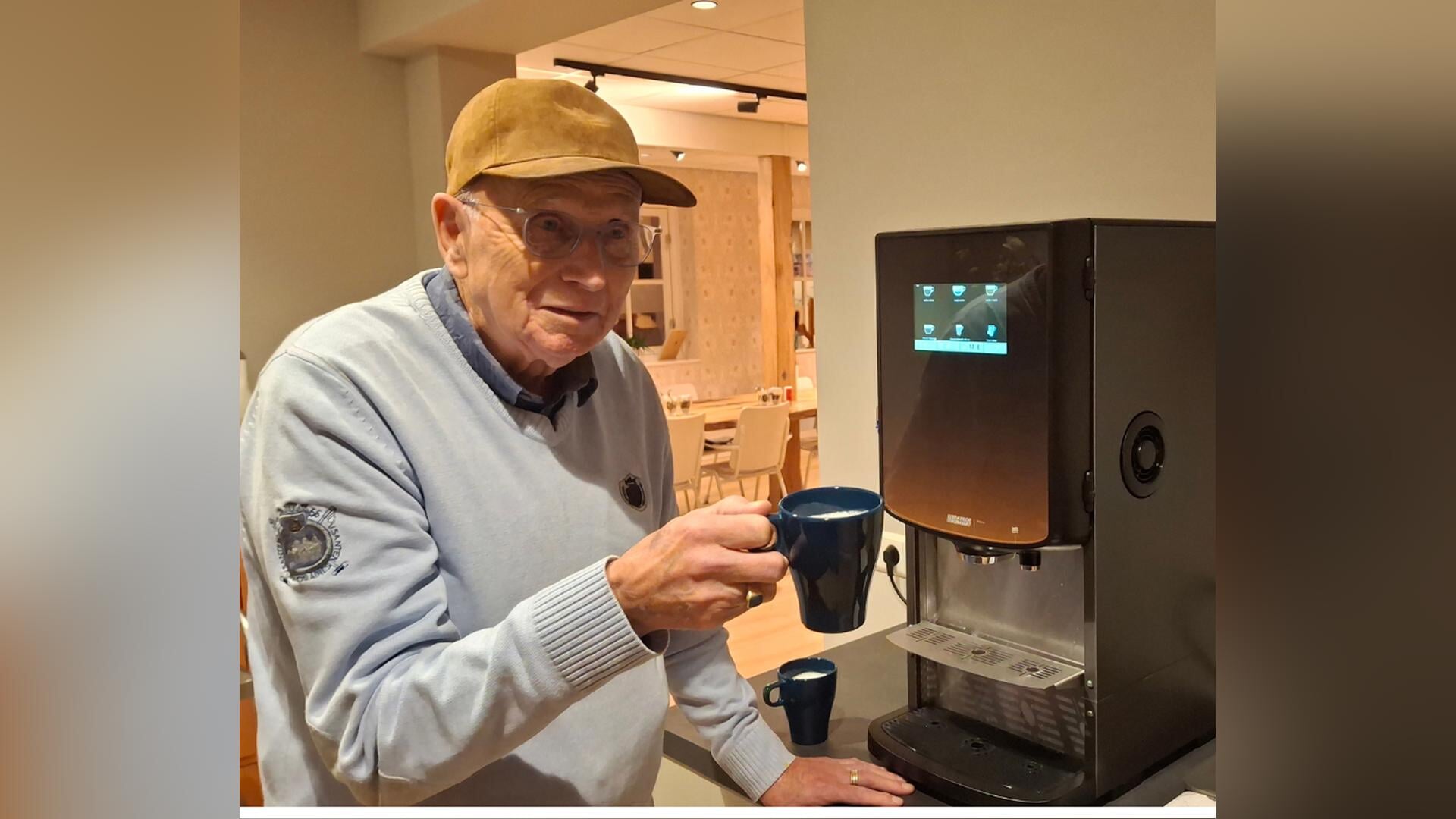 Nieuwe koffiemachine bij Perron16 feestelijk in gebruik genomen