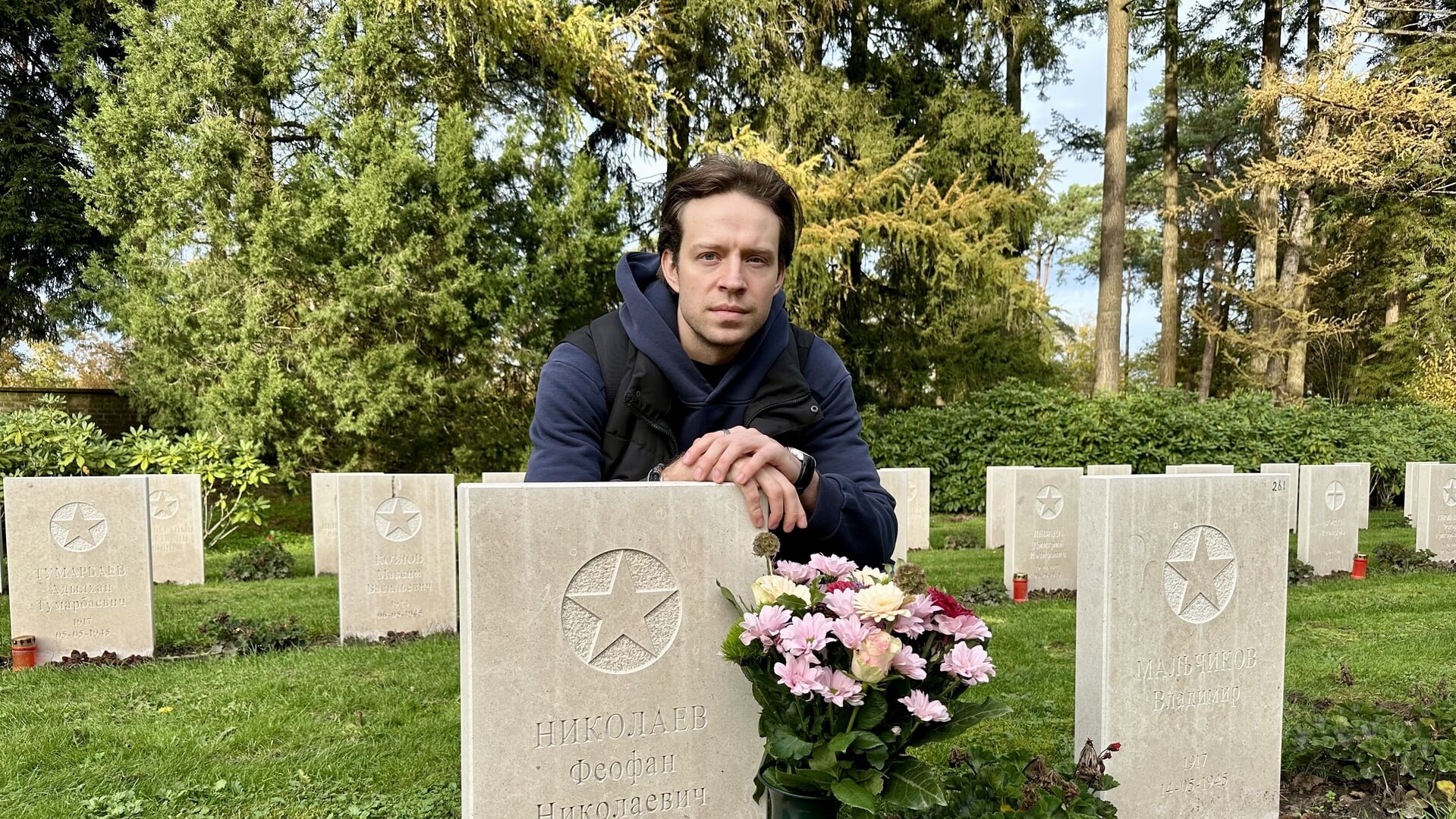 Oud-wereldkampioen bezoekt graf familielid op Sovjet Ereveld in Leusden