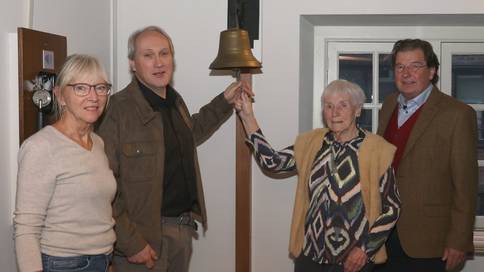 Familie van Foppe Witzel schenkt honderd jaar oude schoolbel aan Museum Nijkerk
