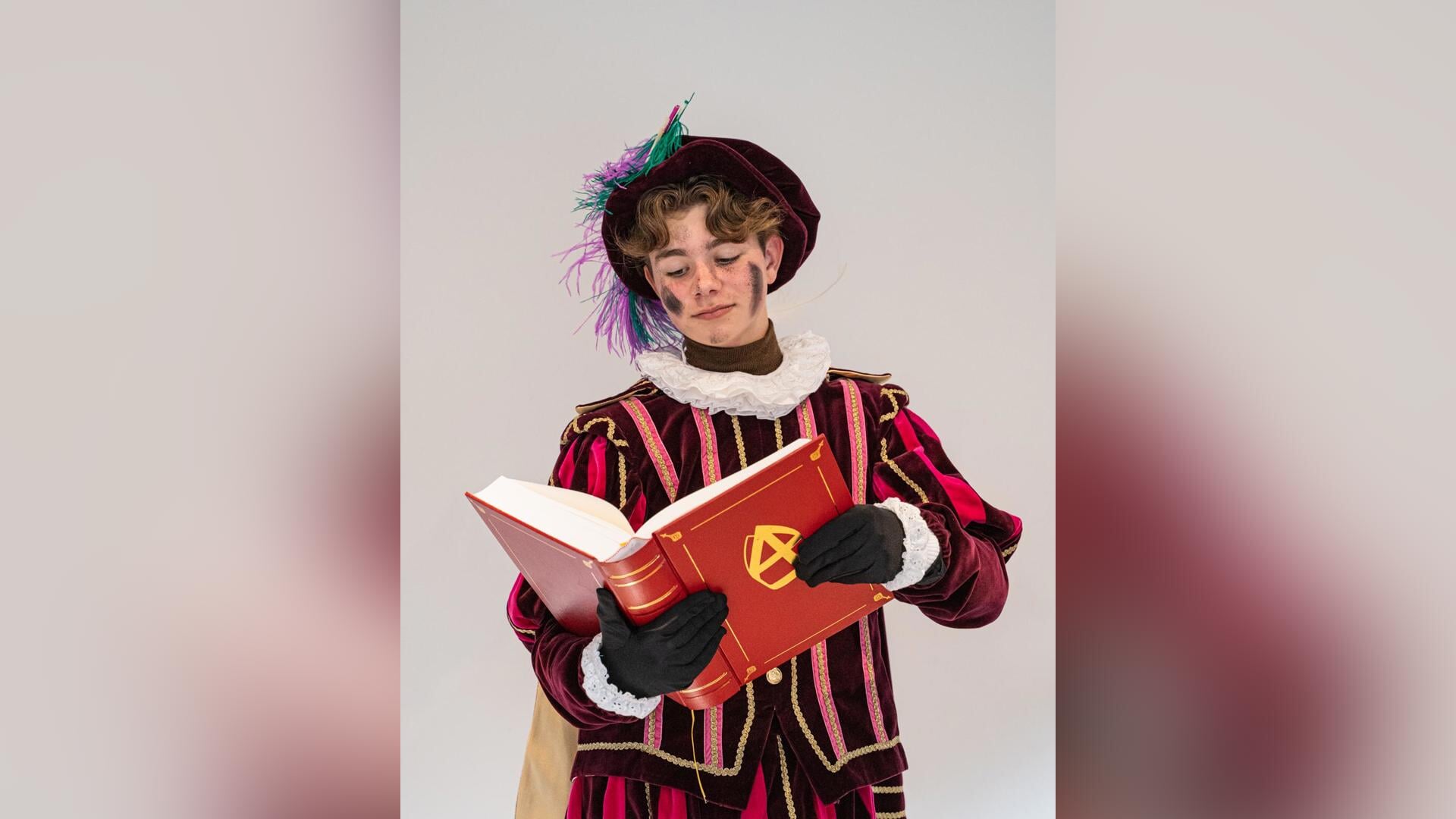 Jurre Zaal (14) uit Houten staat met Erik van Muiswinkel en Jeroen Kramer in het theater met een Sin