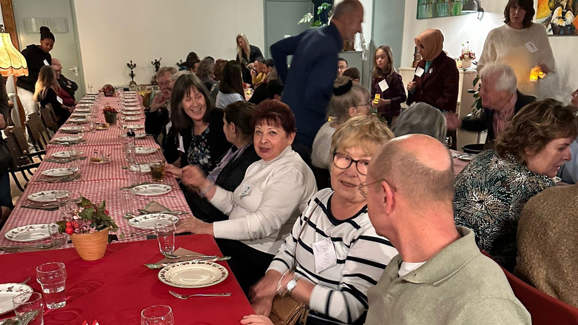 Rotaryclub Ermelo-Putten en Stichting Putten voor Elkaar dineren met thema Samen aan Tafel als Werel