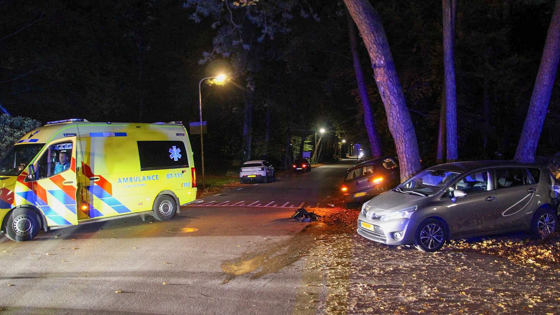 Veel schade bij botsing auto’s op Boslaan in Lunteren