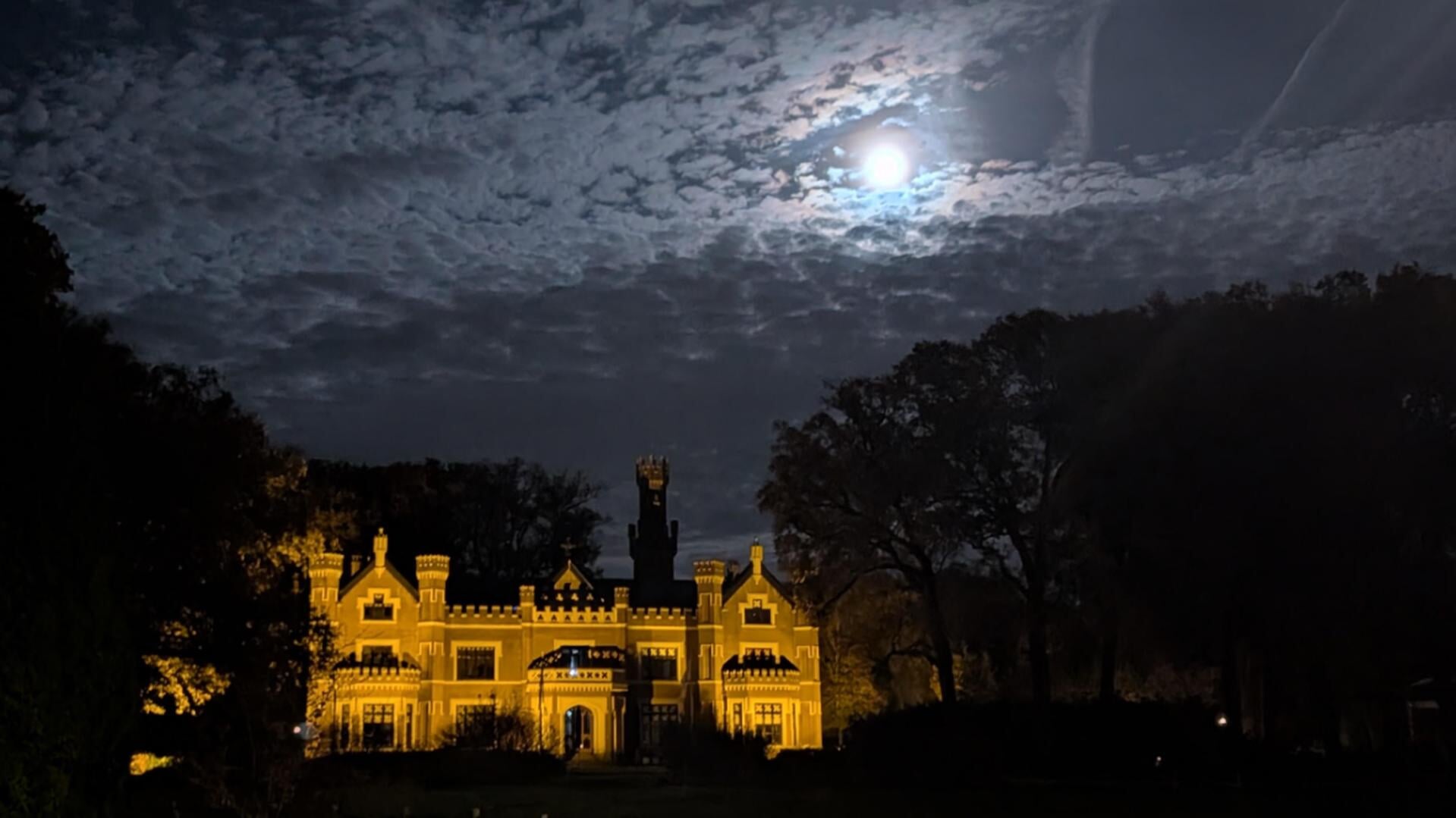 Supermaan goed zichtbaar bij Kasteel de Schaffelaar