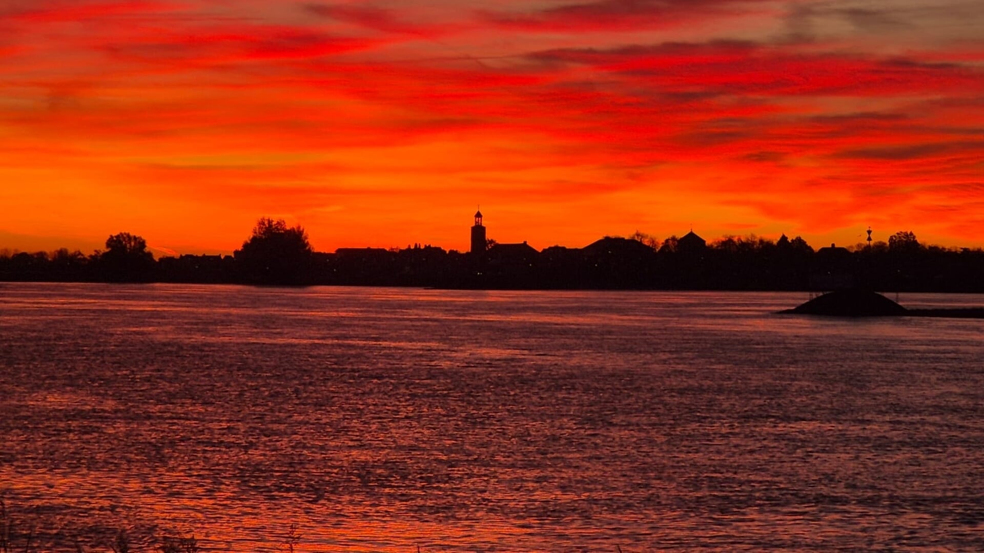 Merwede onder een vuurrode hemel