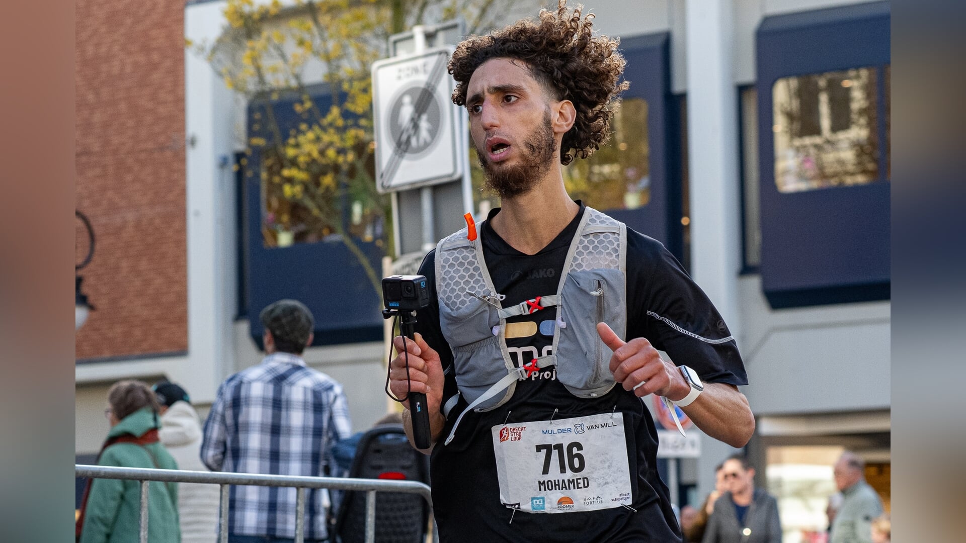 Hardloper wil op tijd komen voor afspraak en zet toptijd neer op halve marathon