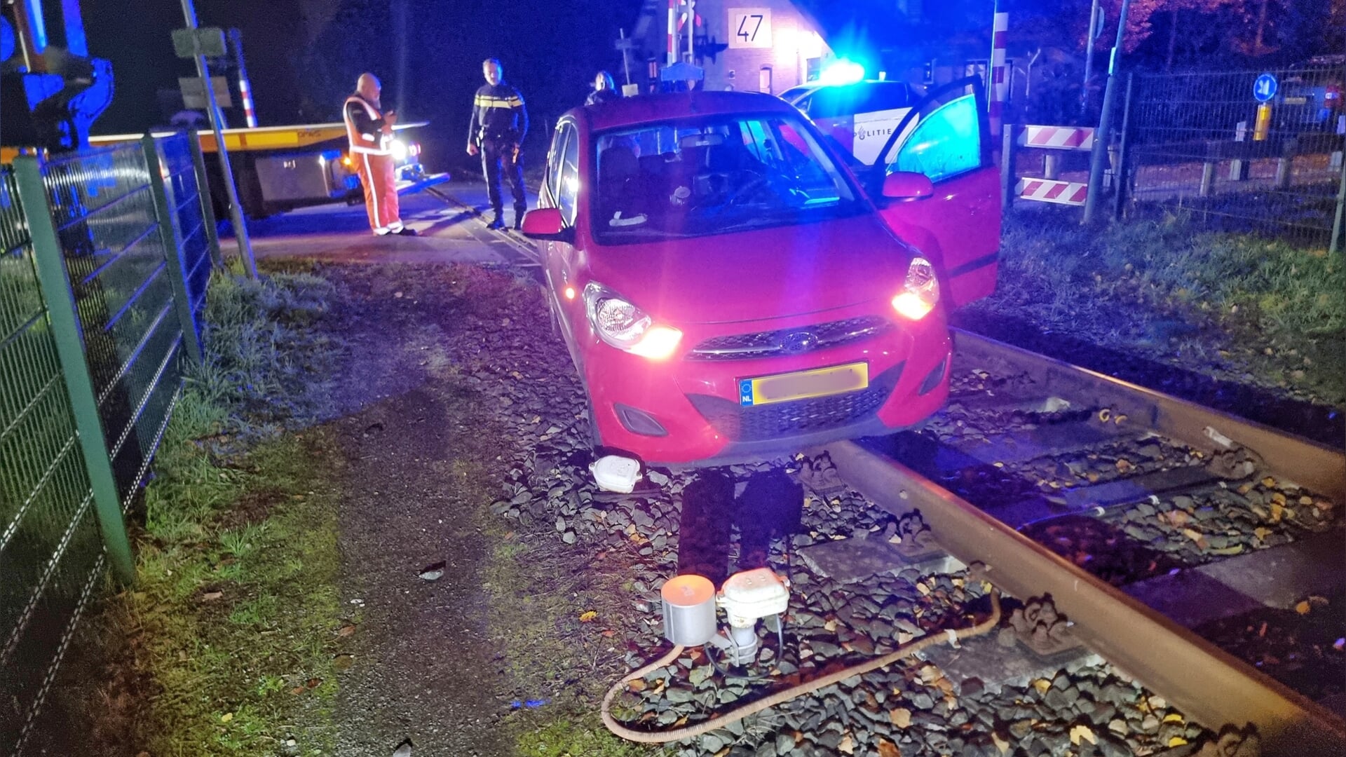 Automobiliste rijdt het spoor op bij de Smaragdweg en komt met de schrik vrij