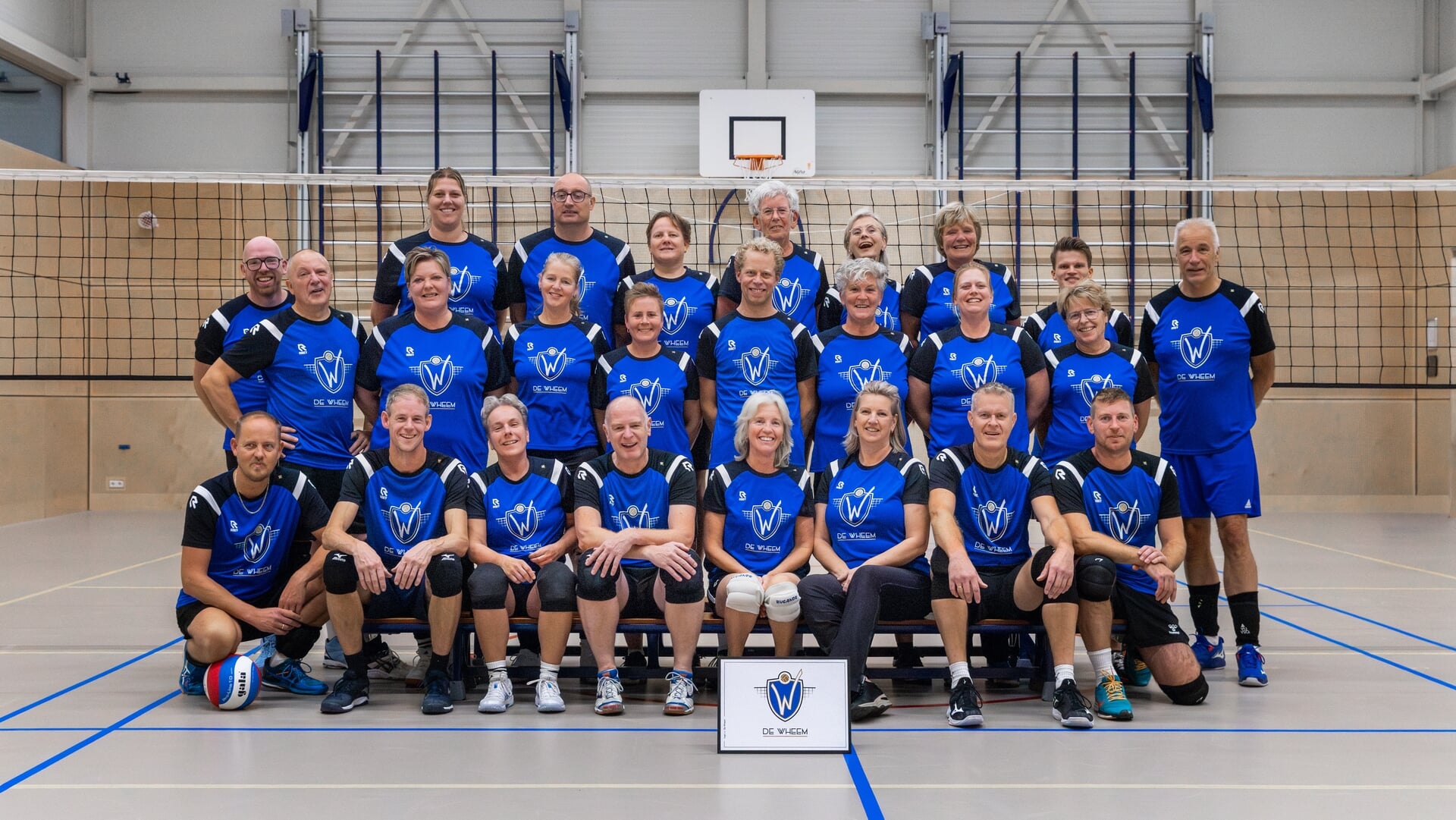 Volleybalvereniging De Wheem start ieder seizoen met een barbecue: ‘Dan hebben we een doel om voor t