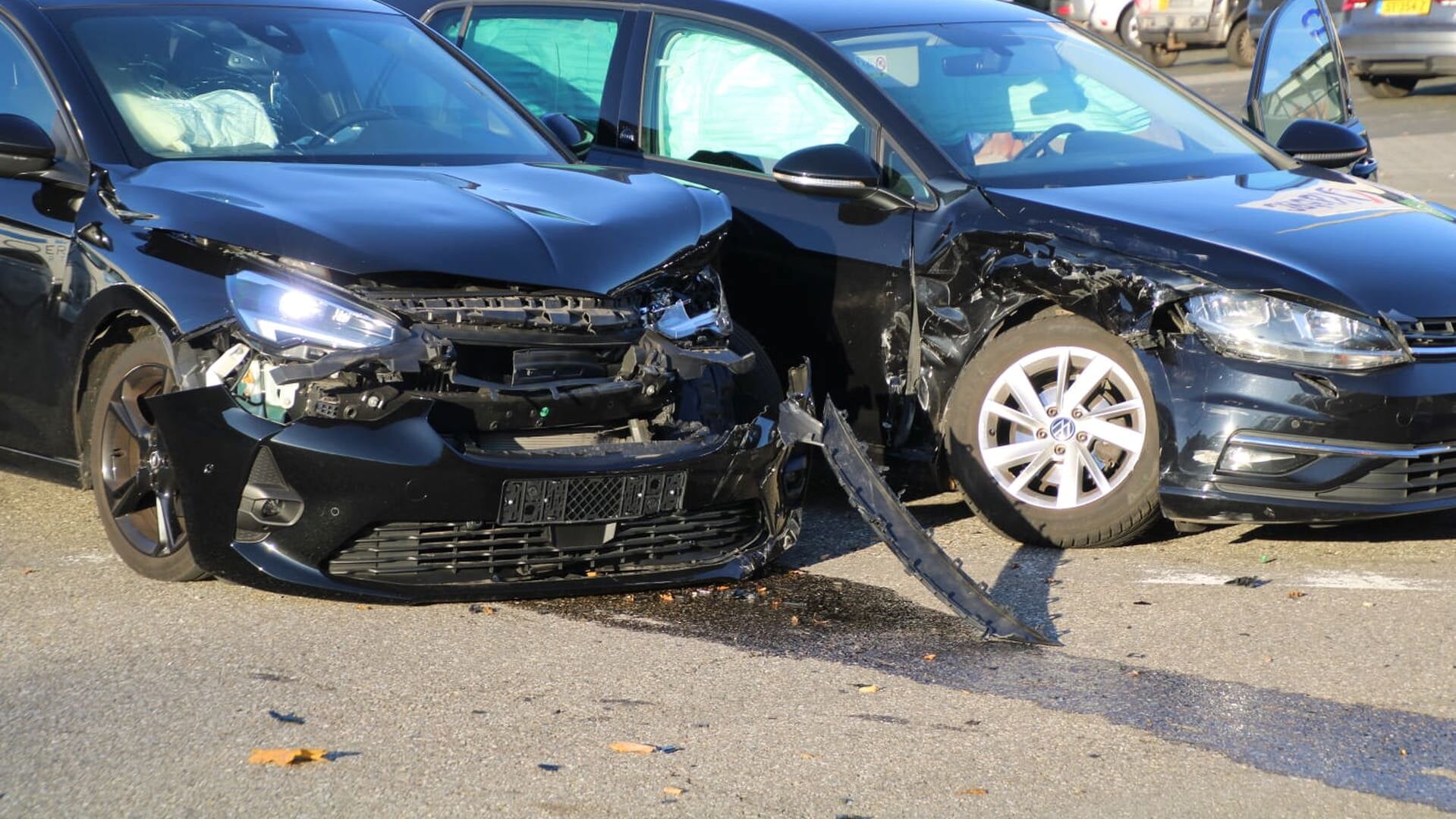 Veel schade maar geen gewonden bij aanrijding personenauto’s op bedrijventerrein Harselaar