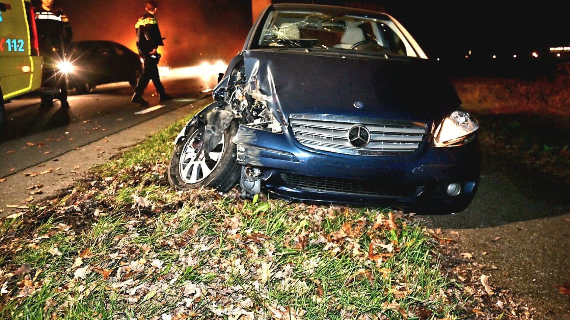 Vrouw gewond bij botsing tegen boom in Barneveld