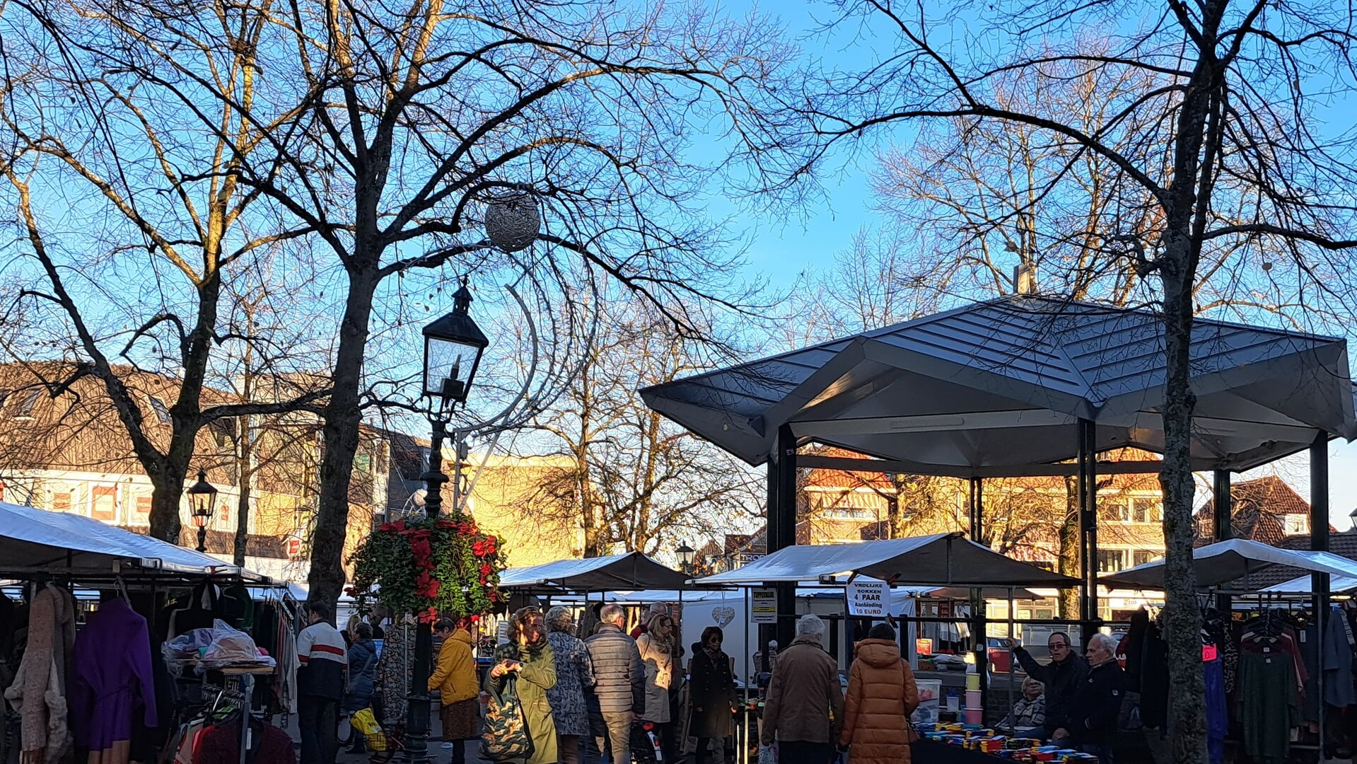 Gezellige braderie in centrum Baarn