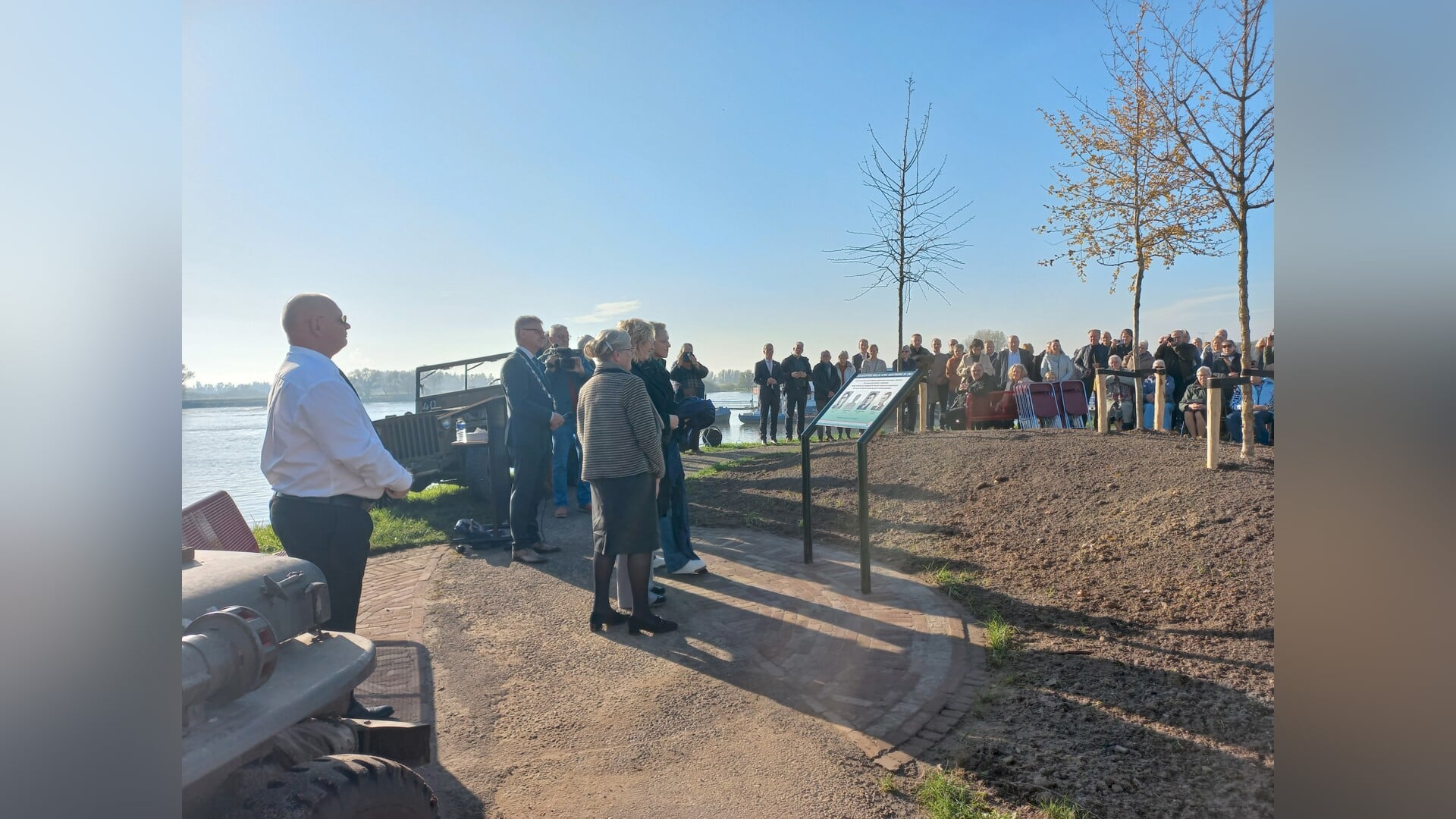 Emoties bij onthulling herdenkingsbord slachtoffers van april-mei staking in 1943 in Hardinxveld-Gie