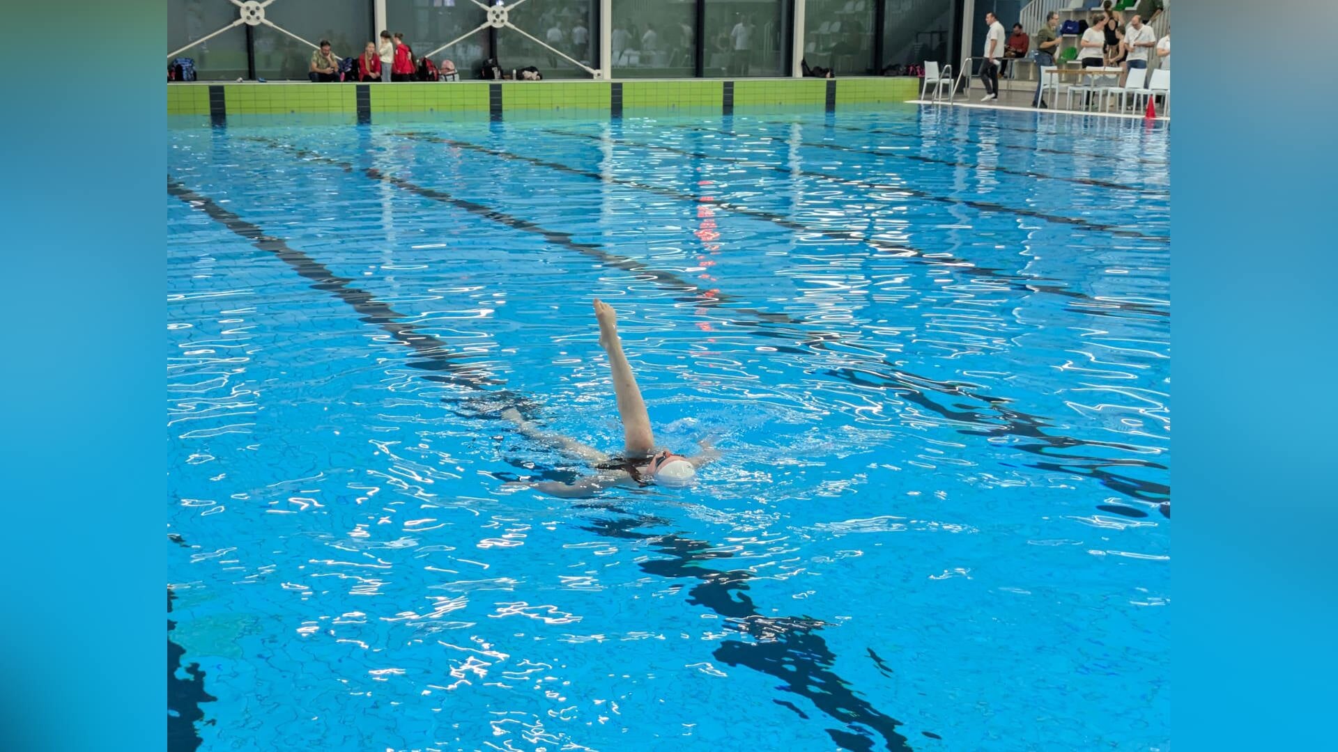 Jennah uit Putten en Elin uit Ermelo presteren sterk bij eerste minibeatwedstrijd synchroonzwemmen