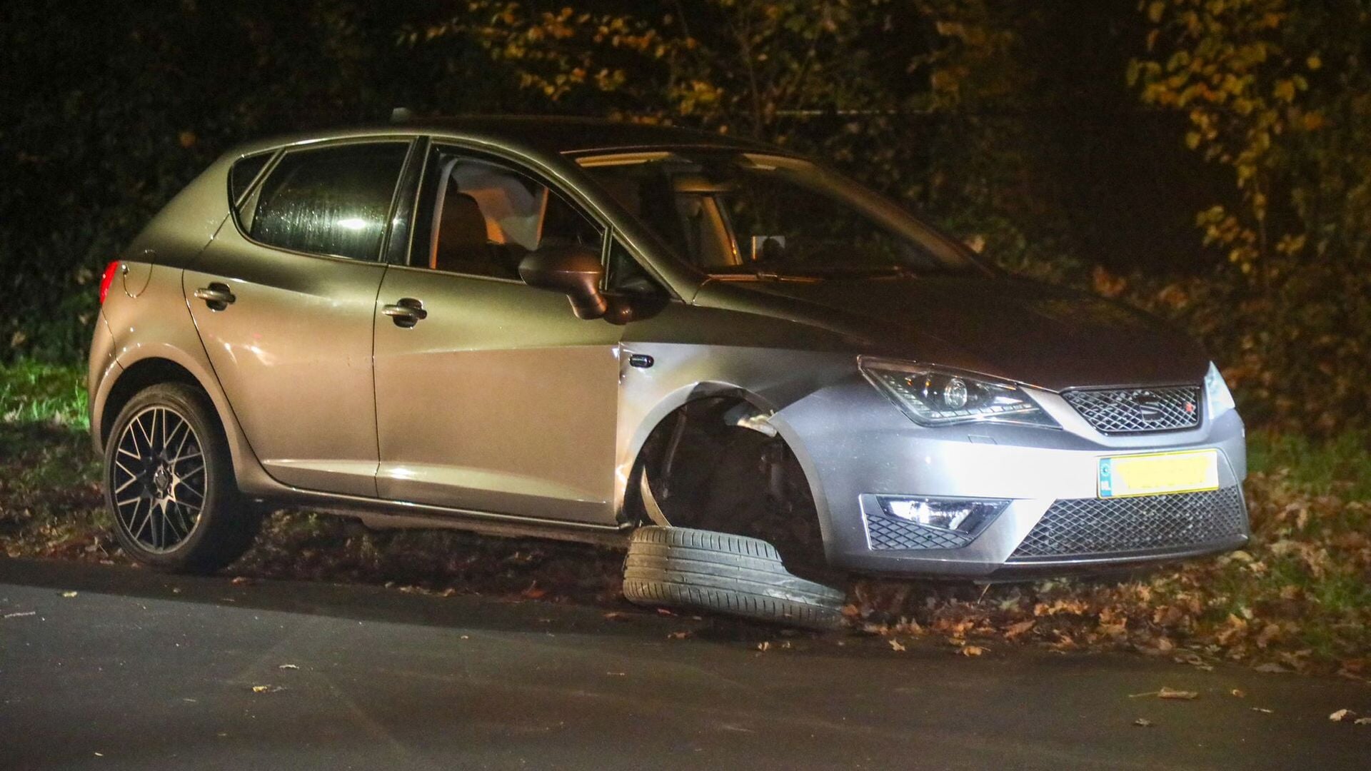 Voorwiel breekt af na ongeval op Postweg in Lunteren: bestuurder spoorloos