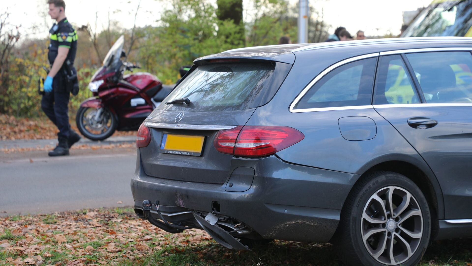 Motorrijder naar het ziekenhuis na botsing met automobiliste in Bennekom