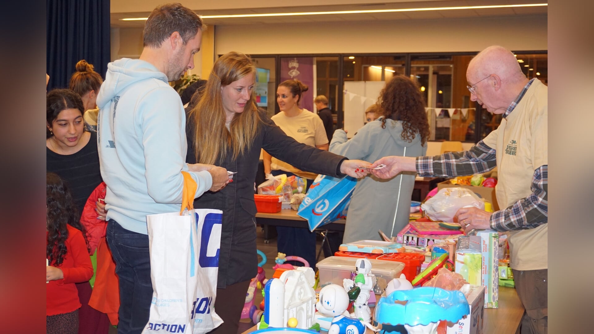 Recycle Sint zorgt voor vrolijke ruilmiddag in het Ontmoetingshuis Veenendaal