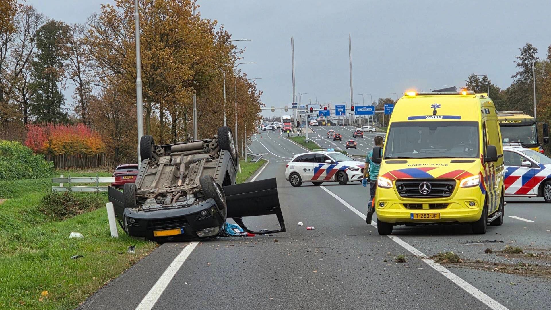 Auto over de kop geslagen op de Dr. Willem Dreeslaan Bennekom