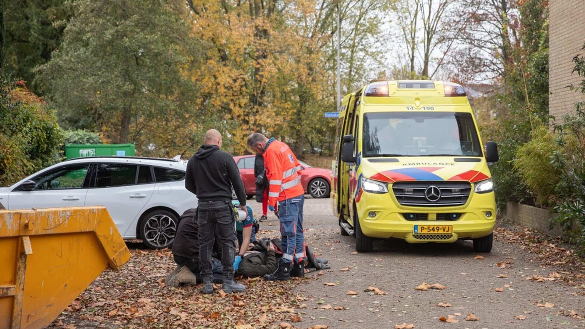 Bejaarde fietser in Baarn onderuit door herfstblaadjes