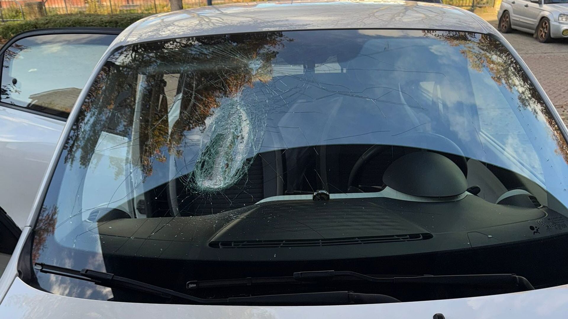 Baksteen op voorruit auto vanaf viaduct A15 bij Gorinchem