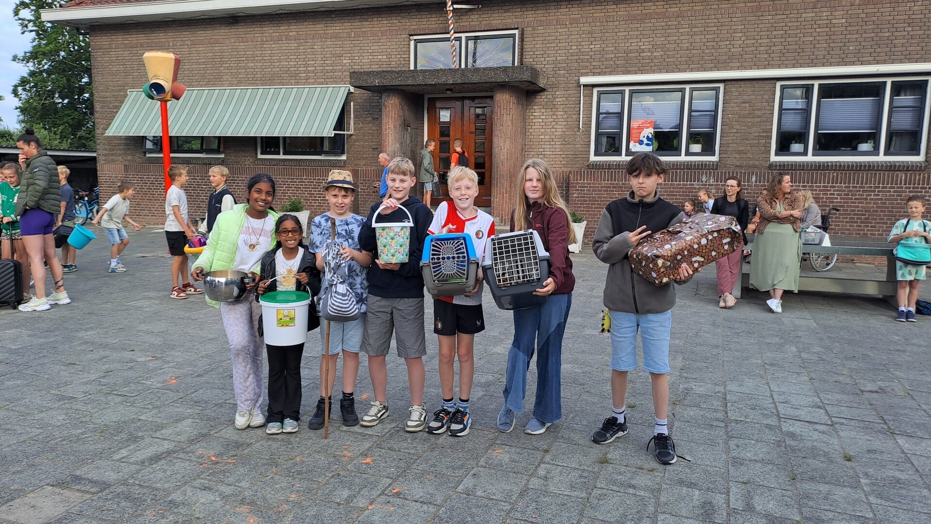 Ludieke eindstunt groep 8 De Wiekslag: tasloos naar school