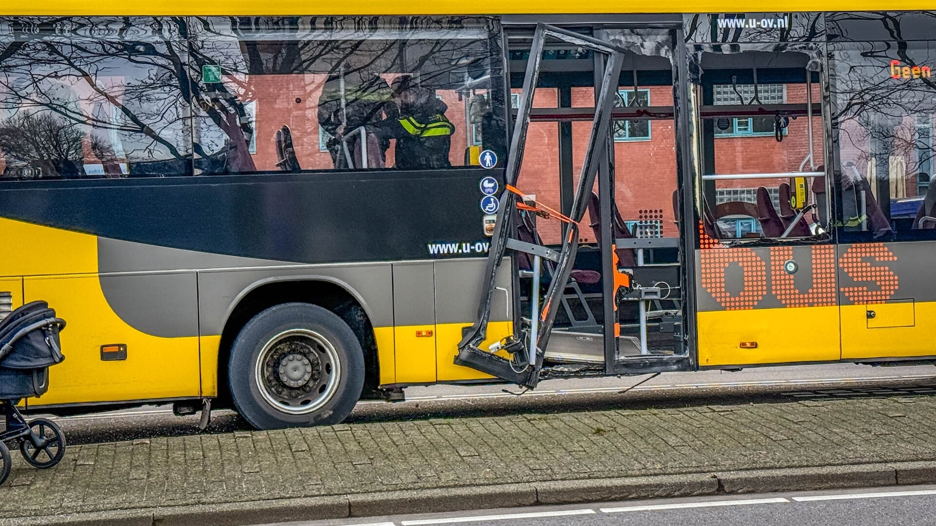 U-OV-bus raakt lantaarnpaal na spookrijden in Amersfoort - Nieuws uit ...
