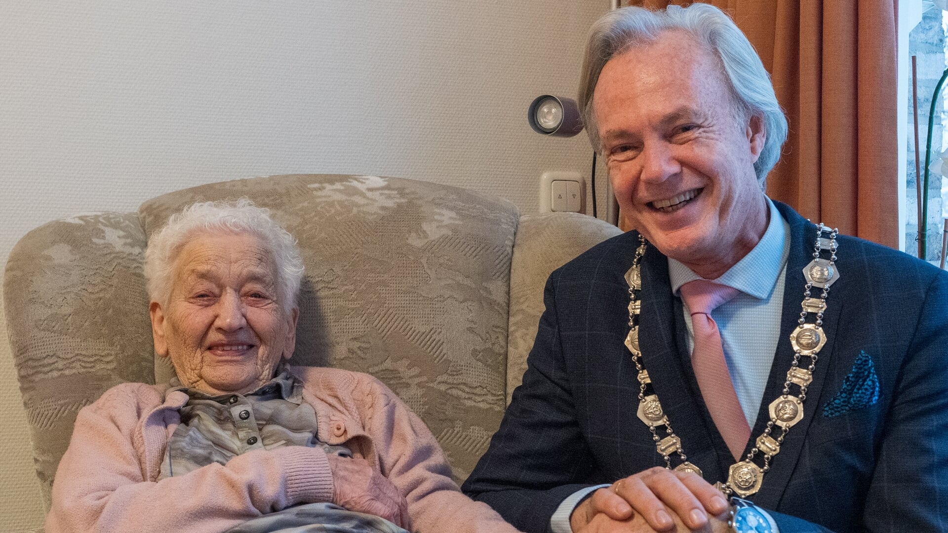 Burgemeester Joon op bezoek bij eeuweling Kroon - Al het nieuws uit ...