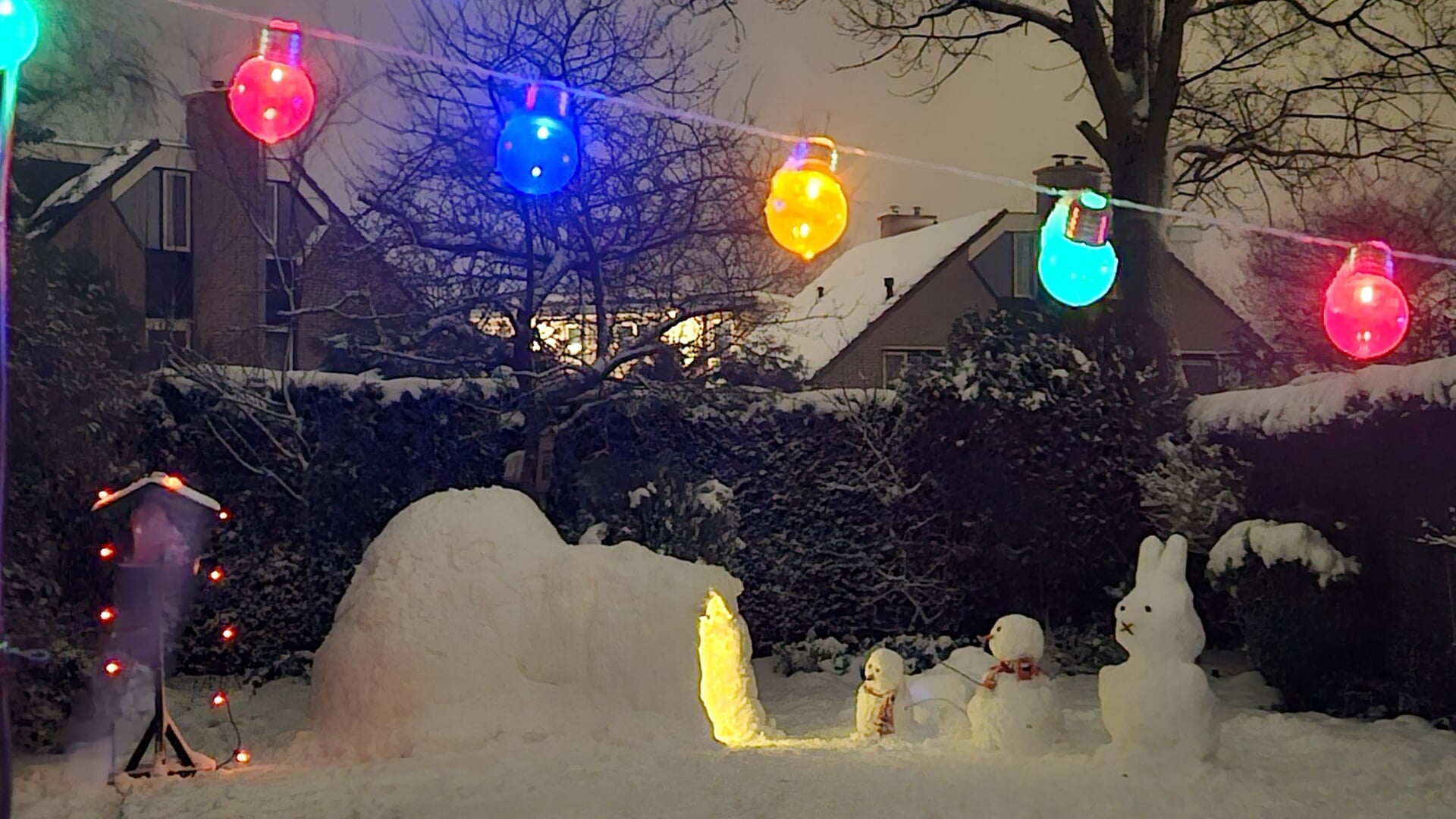 Mooi sneeuwpoppen tafereeltje - Houtens Nieuws | Nieuws uit de regio Houten