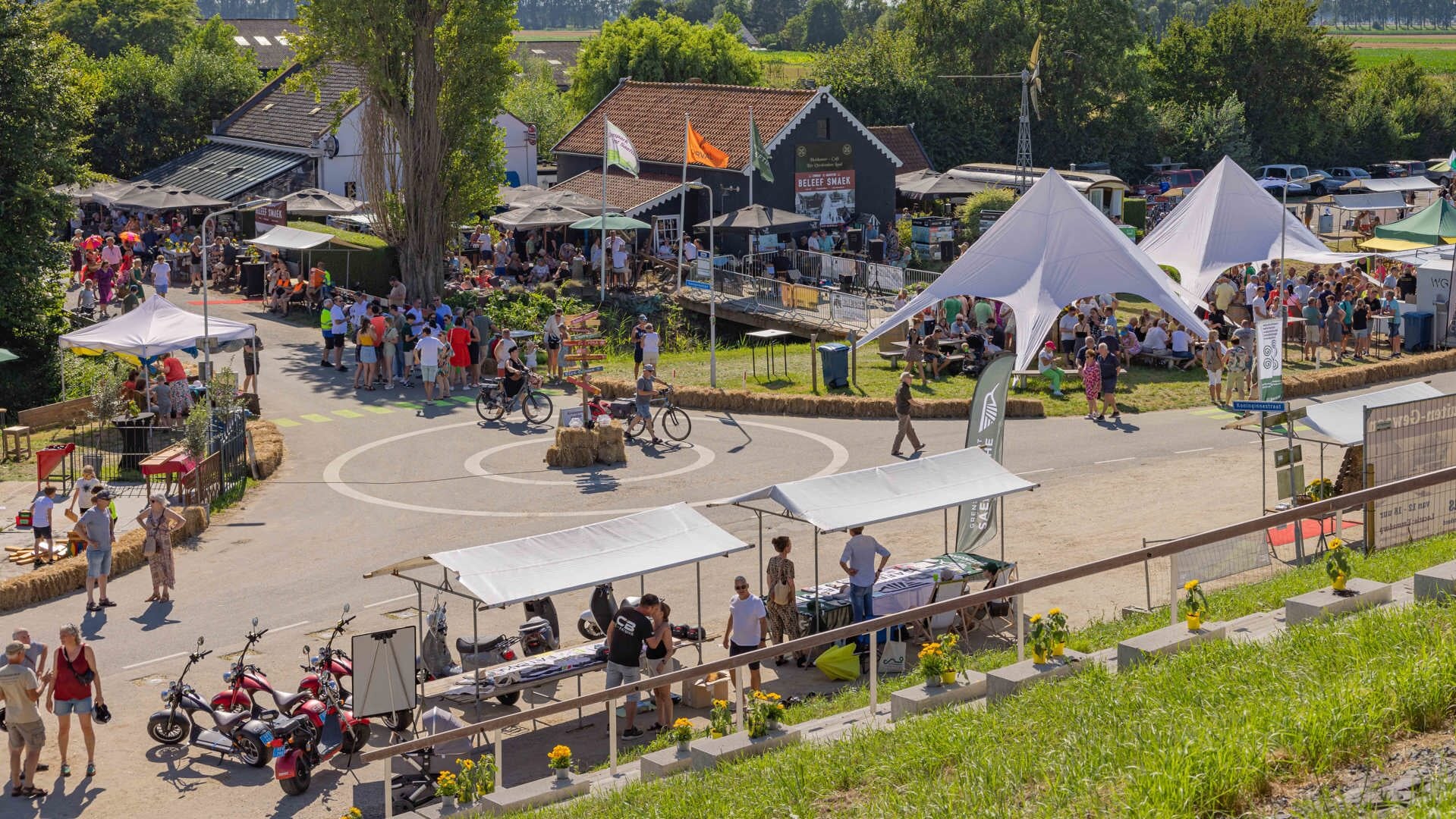 Dorpsfeest Emmadorp (is) Buiten-Gewoon groot succes
