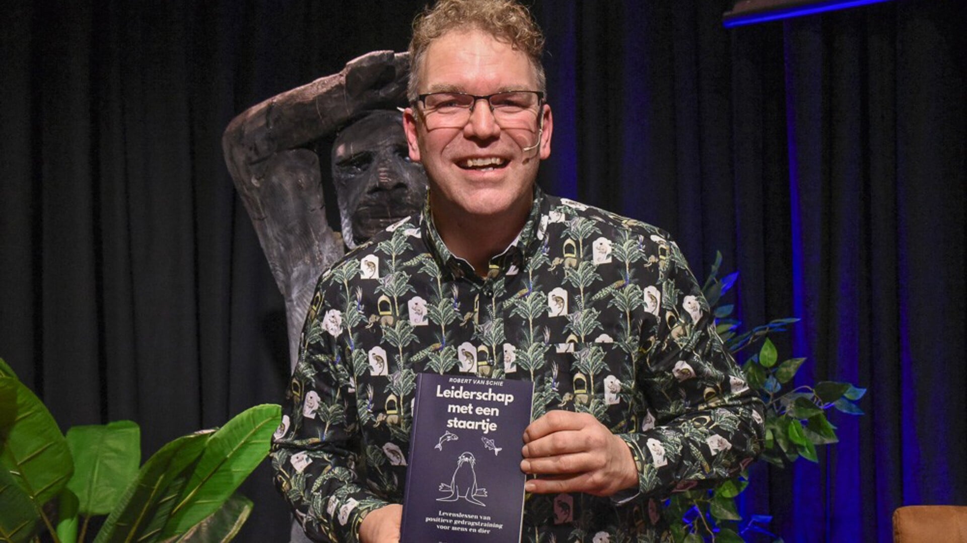 Boekenschrijver-en-oud-medewerker-Dolfinarium-Robert-van-Schie-bekijkt-dieren-van-een-afstand---Dieren-zijn-als-een-spiegel-