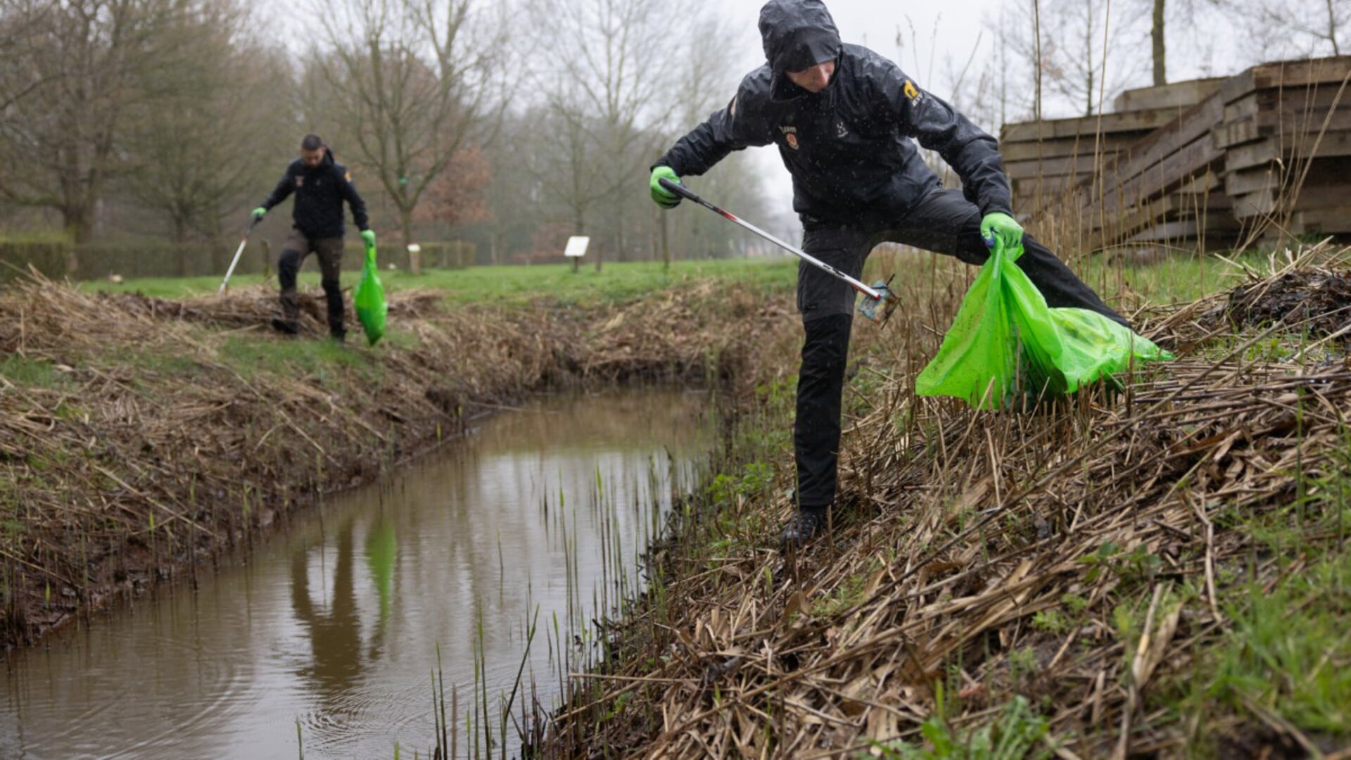 Landelijke Opschoondag met de stadsboswachter in Nieuw Wulven
