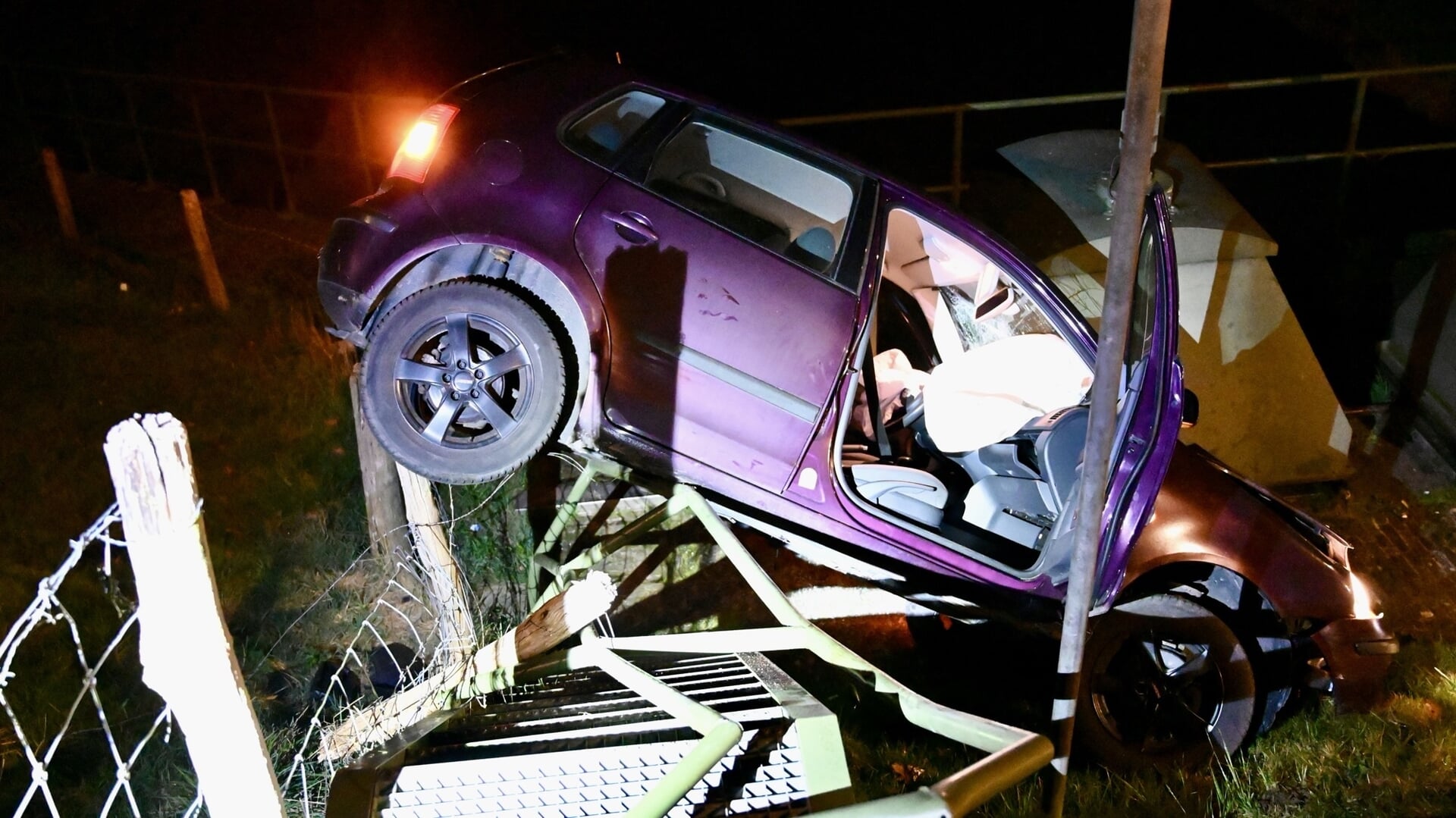 Auto vliegt uit de bocht in Wijk bij Duurstede