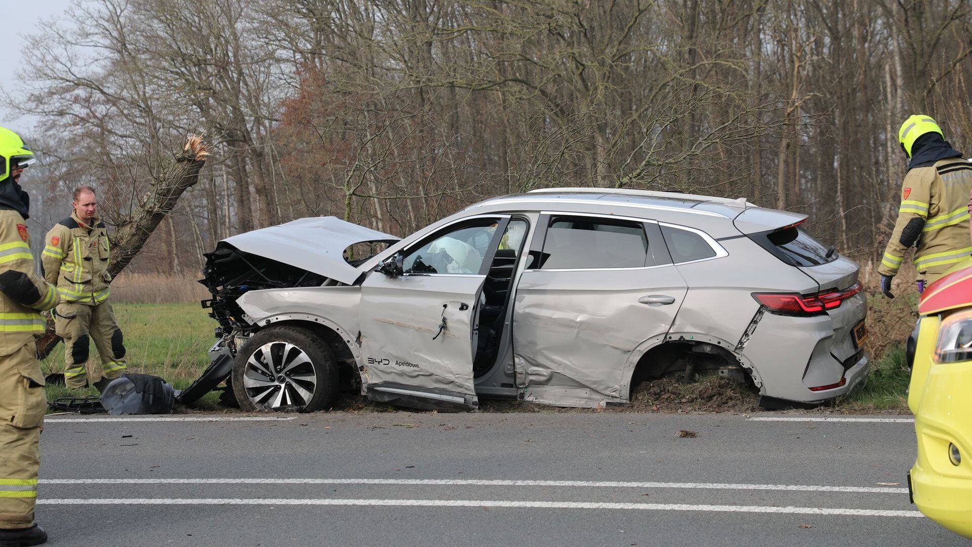 Auto rijdt bomen omver in Scherpenzeel; twee inzittenden naar ziekenhuis