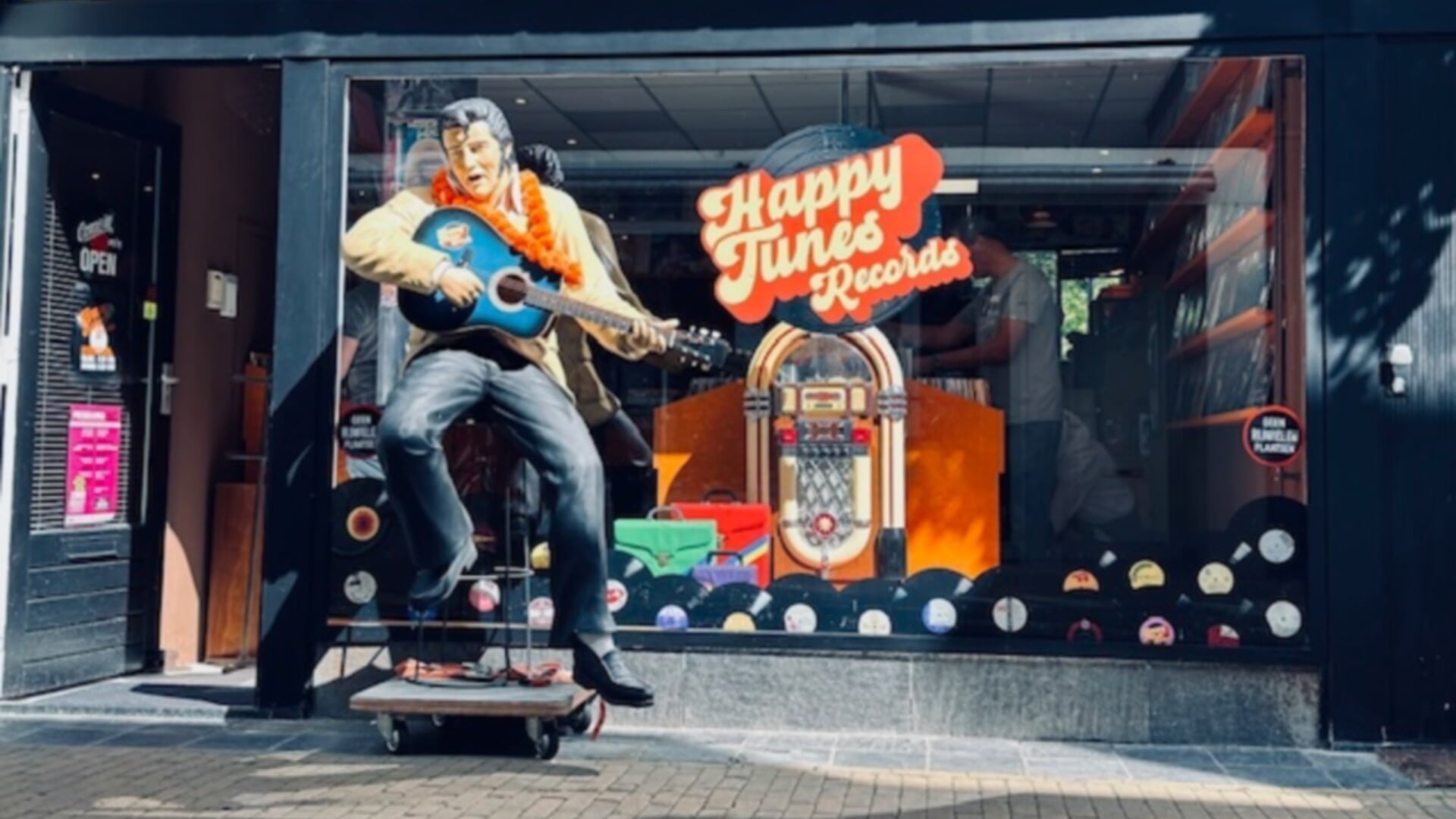 Rapper Extince bij Happy Tunes Records platenwinkel Gorinchem tijdens ...