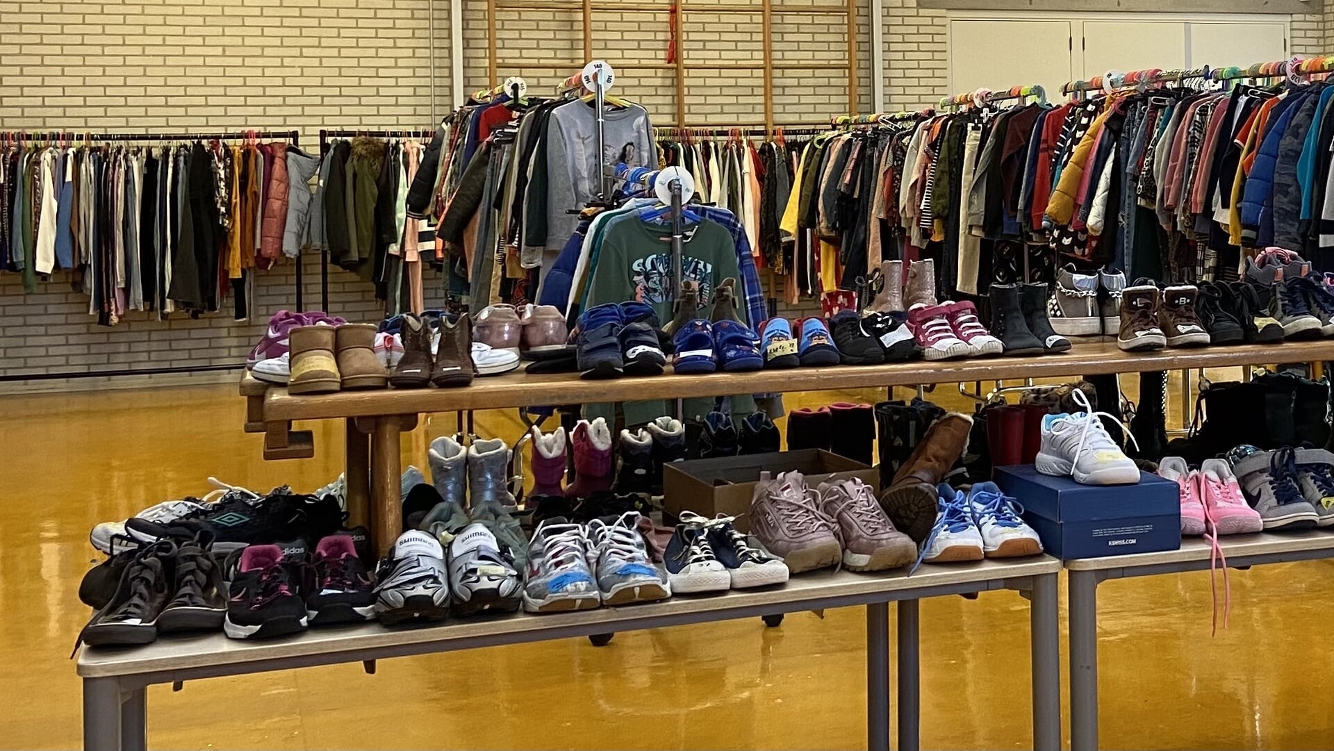 Kinderkleding en -schoenen shoppen in Anne Frankschool