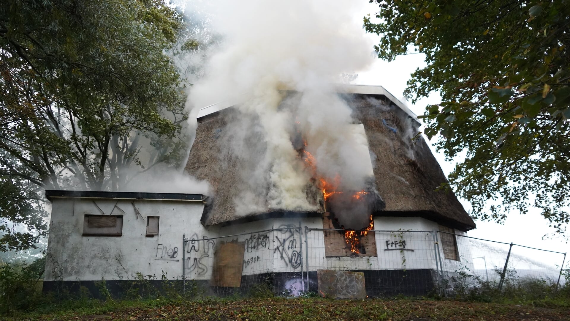 Oude molenstomp in brand