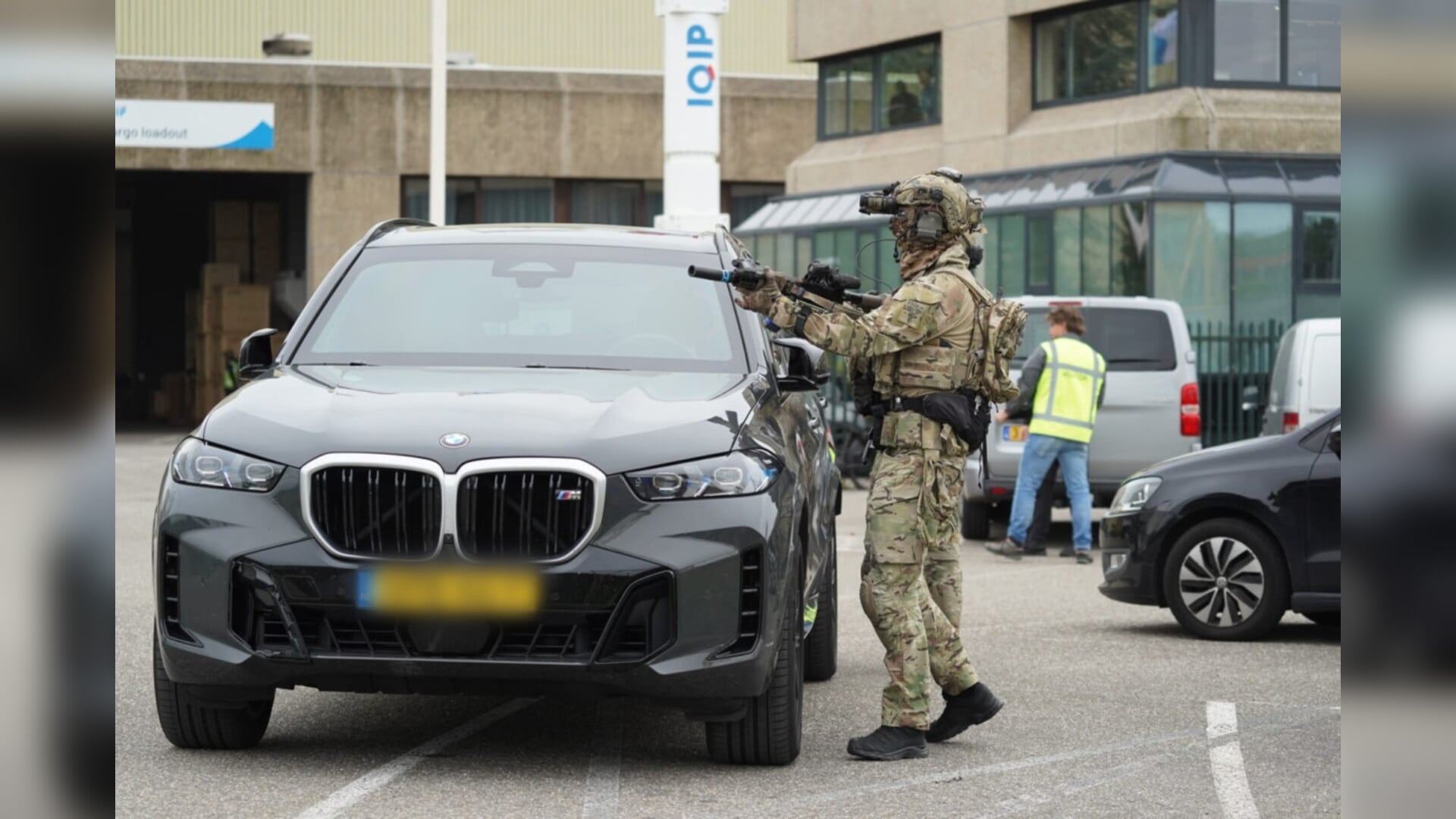Spectaculaire inzet van zwaarbewapende militairen in Sliedrecht - Het ...