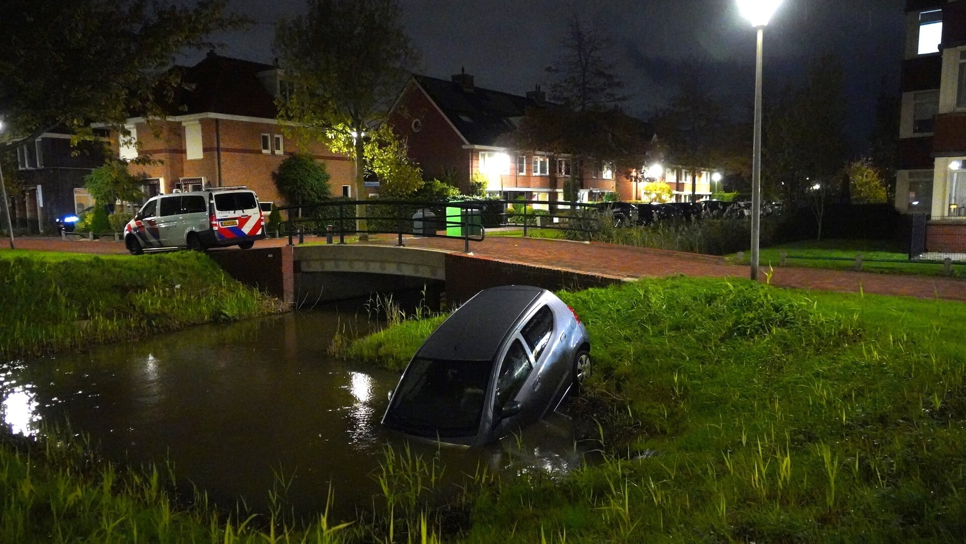 Auto te water langs Oudelandselaan