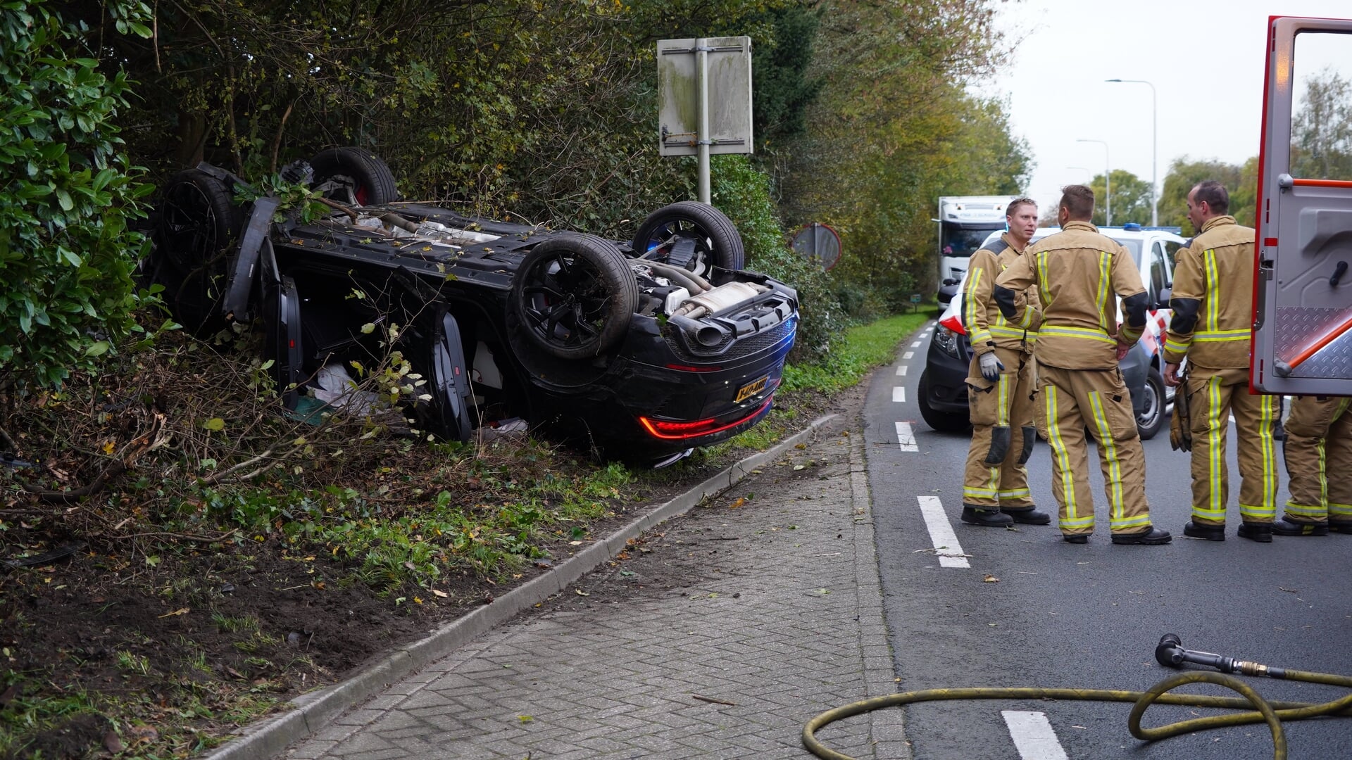 Auto op z’n kop op N209