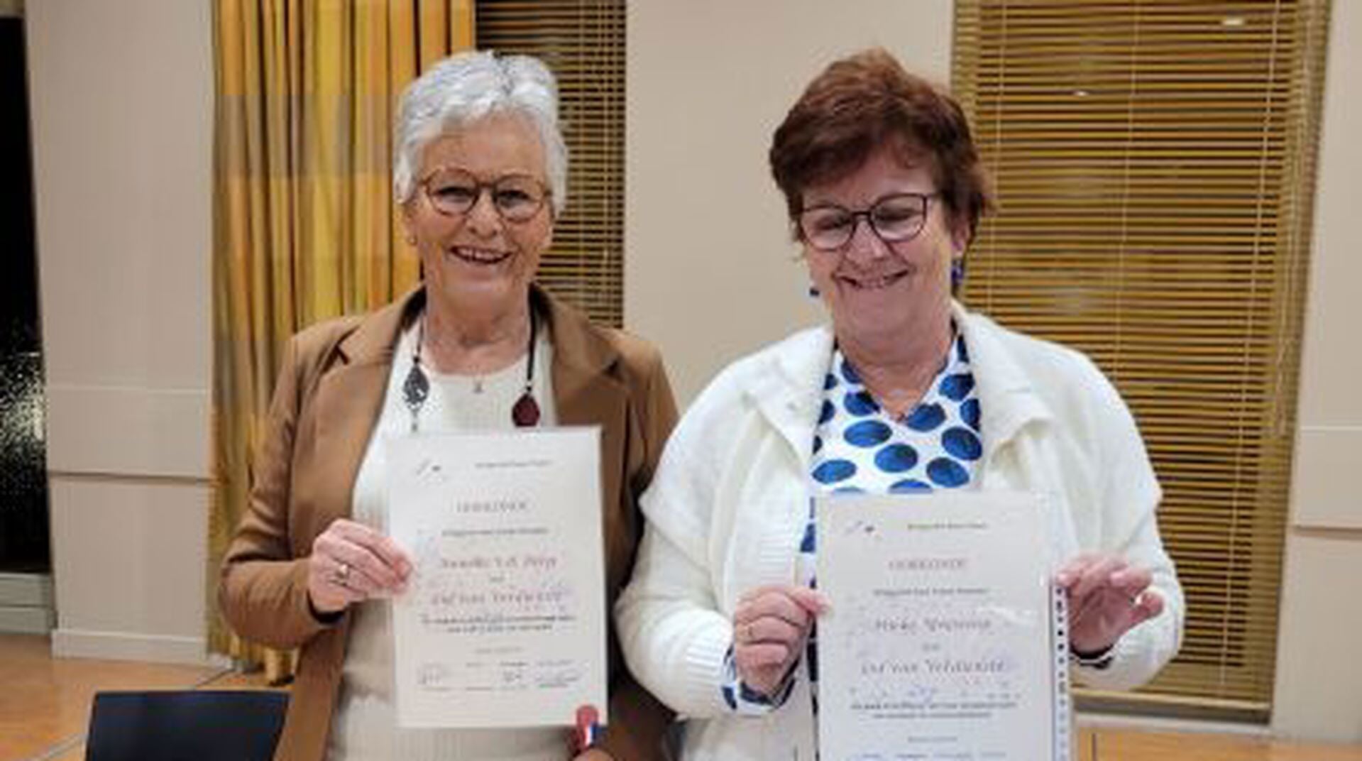 Mieke en Anneke Lid van Verdienste Sans Fumée