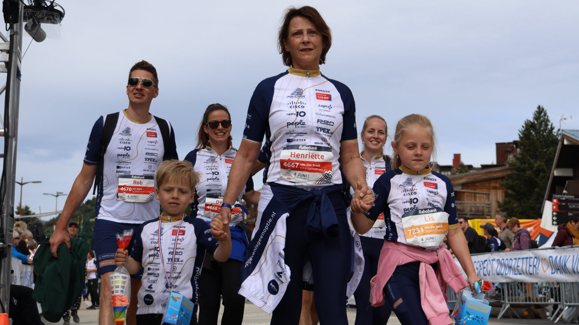 Lis--7--loopt-Alpe-d-HuZes-samen-met-oma---Ze-wilde-na-de-finish-eigenlijk-nog-een-keer-