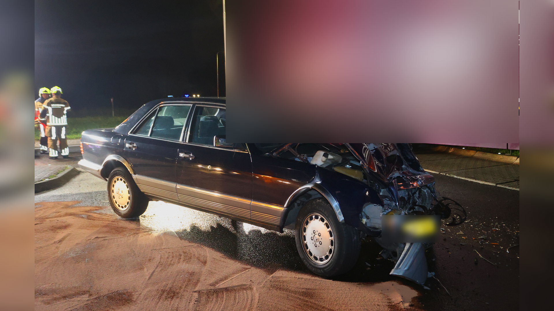 Botsing tussen vrachtwagen en personenauto, één persoon gewond